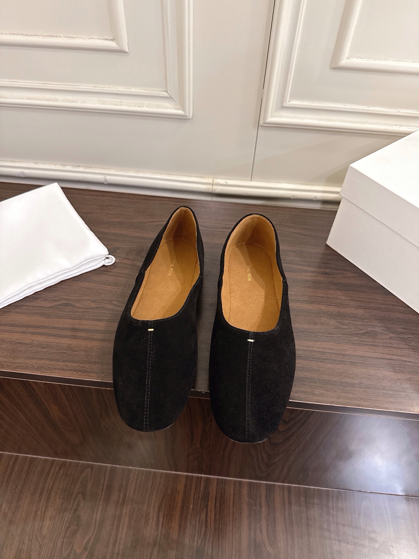 NO:679913,The row 2026 new flat shoes, dancing woven shoes and grandma shoes!  It’s rare to see a dance shoe that is so detailed and very tolerant to the foot. It modifies the foot shape properly without losing its unique charm. It is convenient and convenient to put on the foot. It is also very comfortable and can be worn in daily life. It is super versatile!  Nubuck leather upper, sheepskin lining, original outsole, size: 35-41 (40-41 customized, non-returnable), loafers, loafers, sheepskin19860909The row 2026新款平底单鞋 跳舞编织鞋奶奶鞋！ 很少会看到一款跳舞鞋会做到这么精细、而且对脚的包容性特别强,把脚型修饰得妥妥的,又不失独特韵味,上脚方便便捷,且非常舒适、日常穿都没有问题的、超级百搭！ 鞋面磨砂皮 内里羊皮 大底原版鞋底 码数:35-41（40 41订做不退换）,乐福鞋,loafers,sheepskin,Women's Shoes