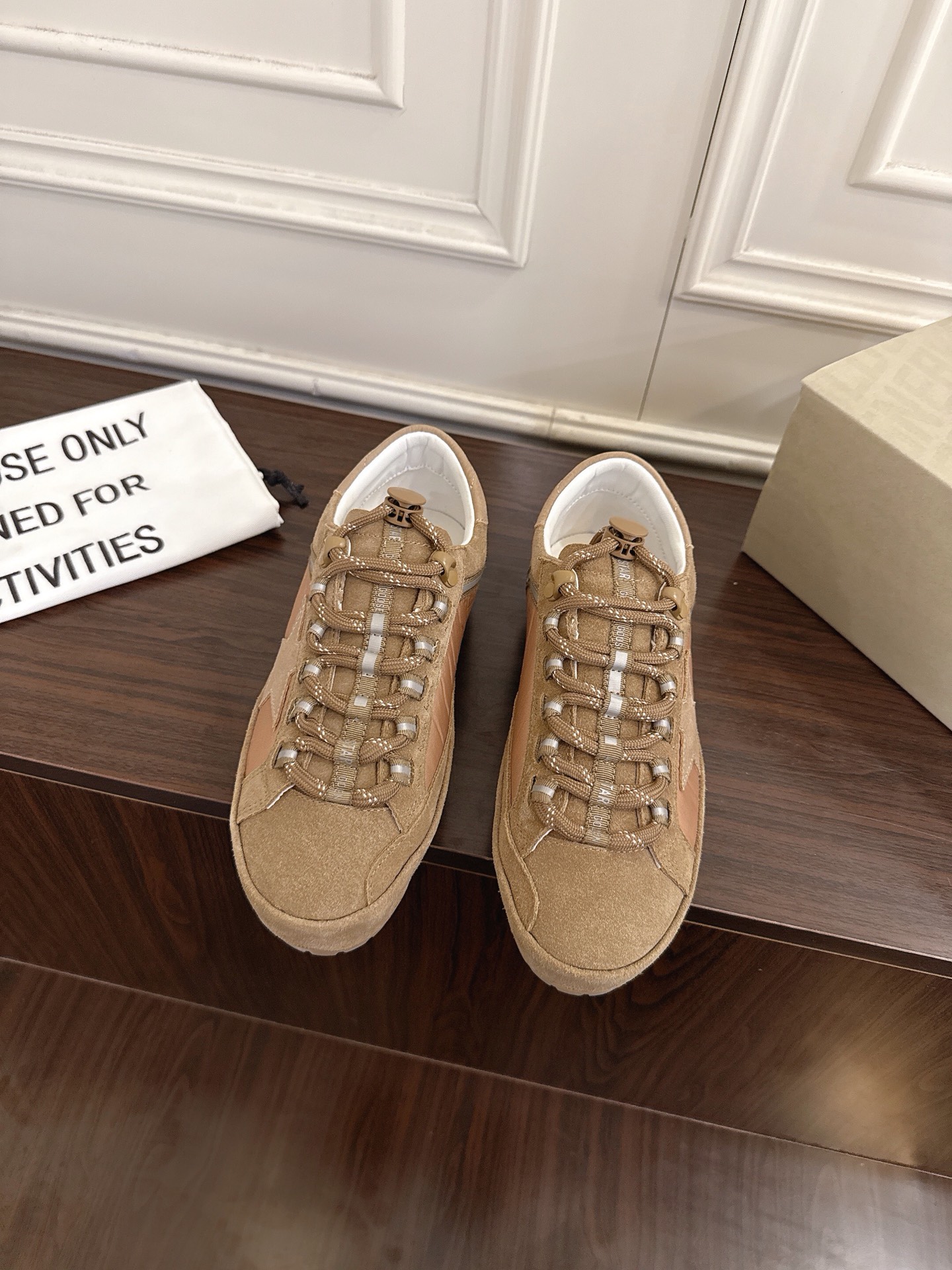 NO:679910,Top quality GGDB casual dirty shoes, versatile two-wear casual shoes, moral training shoes, pursuing 'perfect imperfection', the brand's iconic live-in traces of time, daily processing and unique stars, which are the perfect combination of Italian handcraftsmanship and classic appearance.  Calfskin lining, open molded outsole, size women's 35-41 (40.41 customized, non-returnable, non-exchangeable), casual shoes/sports shoes, sneakers, cowhide19860909顶级品质GGDB 休闲小脏鞋 百搭两穿休闲鞋 德训鞋 追求“完美的不完美”、品牌标志性的lived-in 岁月留痕,做|日处理和独特的星星,是意大利手作工艺与经典外观的完美结合,不仅好穿辨识度高,表达了一种真实自由的态度,不刻意去追求一尘不染,随性不羁的痕迹反而更舒适自在 material 材质 鞋面进口牛皮/磨砂皮 内里小牛皮 大底开模大底 码数女35-41(40.41定制不退不换),休闲鞋/运动鞋,sneakers,cowhide,Women's Shoes