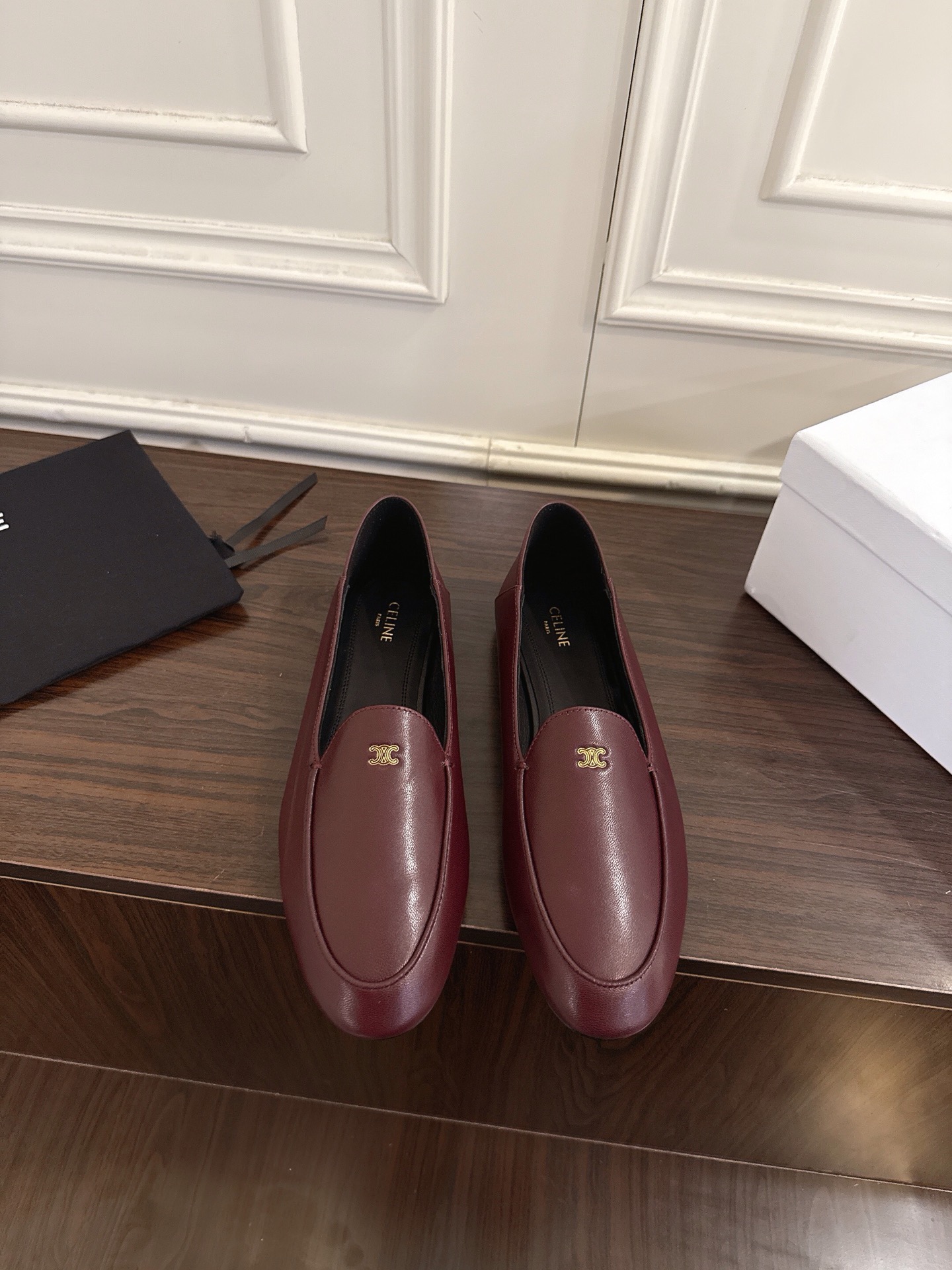 NO:679906,CELINE 26ss autumn and winter latest round-toe loafer flats are classic flat loafers with a rounded oval toe and simple and smooth lines of the shoe body without unnecessary decoration. It is a minimalist Muller loafer style and is easy to put on and take off. It is made of fine leather material, the upper texture is soft and shiny, the shoe body is neatly cut and exquisitely made.  There is a small CELINE metal logo decoration on the front of the shoe body, which is low-key and highlights the brand recognition. The brand name is also printed on the inside of the shoe. The flat-soled design is matched with soft leather, taking into account comfort and daily wearability, and is suitable for commuting, leisure and other occasions. Mixed sheepskin upper, sheepskin lining, genuine leather outsole, size 35-40 (40 custom made, non-returnable), loafers, celine, celine, loafers, flats, sheepskin, Leather soles19860909CElINE赛琳26ss秋冬最新款圆头乐福鞋平底鞋 经典的平底乐福鞋版型,鞋头为圆润的椭圆型,鞋身线条简约流畅,无多余装饰,属于极简风格的穆勒乐福鞋款式,穿脱便捷.采用细腻的皮革材质,鞋面质感柔软且有光泽,鞋身剪裁利落,做工精致. 鞋身正面有小巧的CELINE金属徽标装饰,低调又凸显品牌辨识度,鞋内也印有品牌字样.平底设计搭配柔软皮质,兼顾了舒适度与日常实穿性,适合通勤、休闲等多种场合. 鞋面混种羊皮 内里羊皮 大底真皮大底 码数35-40（40订做不退换）,乐福鞋,celine,celine,loafers,flats,sheepskin,Leather soles,Women's Shoes