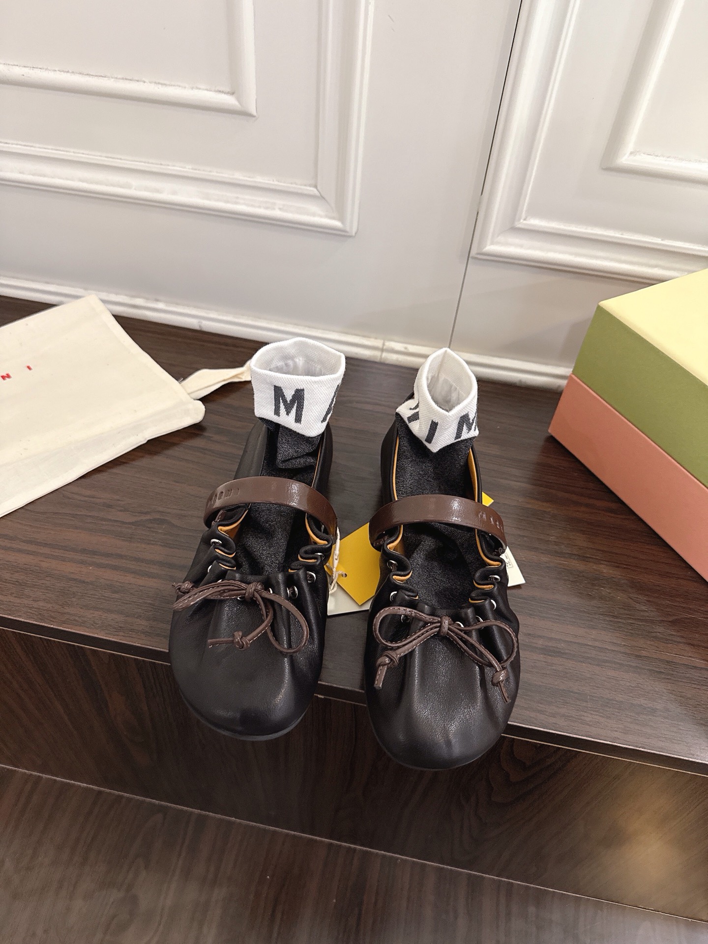 NO:682395,MARNI 26Fw pleated bow ballet flat Mary Jane shoes with round toe outline, contrasting color upper, brown bow and shoe straps, the overall presentation is cute and minimalist. The super cute MARNI ballet shoes, color matching and loose laces are just sweet and cool. The romantic season of Balletcore is here again. Open the shoe cabinet, ballet shoes are definitely the one item that can match everything and brighten everything!  The body of the shoe is decorated with pleated drawstrings + wooden ear edges. It is paired with brown straps and thick soles. It retains the elegance of ballet shoes and has a lazy and relaxed atmosphere. The fabric is genuine cowhide. The lining is cowhide. The sole is genuine leather. The size is 35-41 (40.41 is custom-made and cannot be returned or exchanged). Ballet shoes, marni, mary jane, cowhide19860909MARNI玛尼26Fw 褶皱蝴蝶结芭蕾舞鞋平底玛丽珍单鞋 圆头轮廓、撞色鞋面、棕色蝴蝶结与鞋口绑带,整体呈现可爱、极简的调性.超嗲的MARNI 芭蕾舞鞋,拼色自带松弛感系带甜酷得刚好. 属于Balletcore的浪漫季节又到了.打开鞋柜,芭蕾舞鞋绝对是那件既能搭配一切又能点亮一切的单品！鞋身用了褶皱抽绳+木耳边装饰 搭配棕色绑带和厚底 既保留了芭蕾舞鞋的优雅,又带点慵懒松弛的氛围 面料对版牛皮 内里牛皮内里 鞋底真皮鞋底 码数35-41(40.41定做不退不换),芭蕾舞鞋,marni,mary jane,cowhide,Women's Shoes