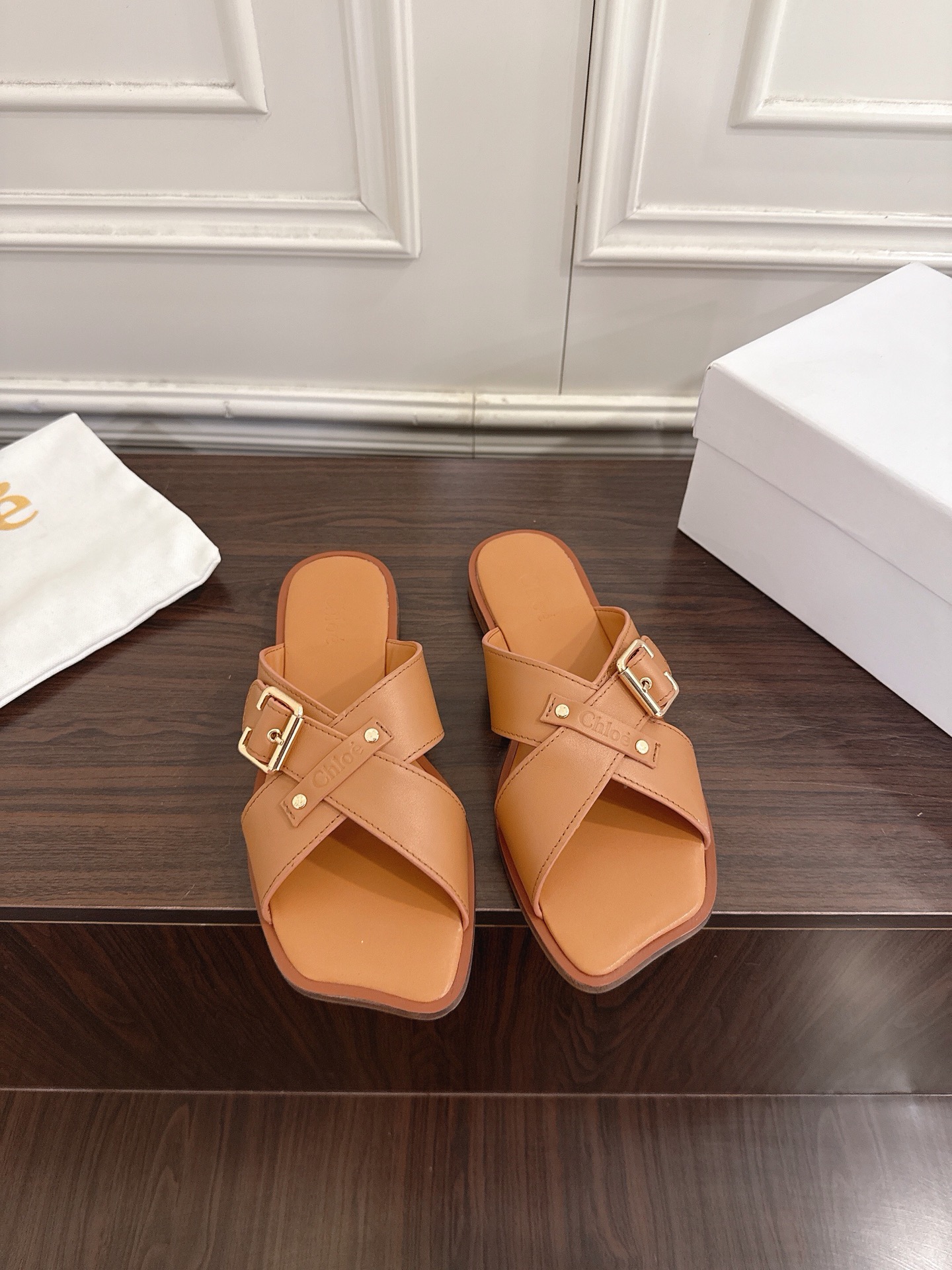 NO:694790,Chloe F013 2026ss new flat-soled cross-strap slippers are an indispensable item in midsummer. The upper shoes are very attractive and fashionable and sporty. They show your elegance, lightness, thinness and white feet in your own way. It is simply a perfect combination of fashion sense and comfort~ Material imported cowhide, lining/foot pad sheepskin, outsole Italian leather outsole Size: 35-41 (40  41 Custom-made (non-refundable), slippers, chloe, loewe, slippers, cowhide, sheepskin, Leather soles19860909Chloe 克洛伊F013 2026ss蔻依新款平底交叉带拖鞋 盛夏不可缺少的单品拖鞋,上脚极具吸引时髦运动风尚,以你的方式彰显你的优雅、轻便、显瘦、显脚白 简直是时尚感与舒适度的天作之合～ 面料进口牛皮 内里/垫脚羊皮 大底意大利真皮大底 码数: 35-41（40 41订做不退换）,拖鞋,chloe,loewe,slippers,cowhide,sheepskin,Leather soles,Women's Shoes