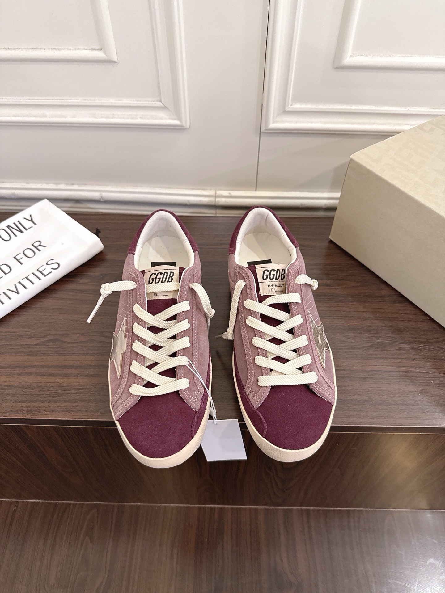 NO:694768,GGDB 25ss retro style lace-up star shoes continue the brand's classic 'dirty shoe' design. The uppers, shoelaces and soles all have a deliberately worn and yellowed effect, restoring the retro texture of California skateboard culture. The distressed details of each pair of shoes are unique. The classic silhouette design of low-top sneakers with iconic star elements on the side is the classic logo of GGDB. The shoe shape is versatile and has both street fashion and light luxury texture. Material cowhide/cow suede  Sheepskin lining, original molded outsole, increased by 2.5cm, shoe size 35-40 (customized size 40 is non-returnable), casual shoes/sports shoes, sneakers, cowhide, sheepskin19860909GGDB 25ss复古做旧风绑带星星鞋 延续品牌经典的「脏脏鞋」设计,鞋面、鞋带和鞋底都带有刻意做旧的磨损、泛黄效果,还原加州滑板文化的复古质感,每双鞋的做旧细节都独一无二. 经典版型设计低帮板鞋轮廓搭配标志性侧边星星元素,是GGDB的经典标识,鞋型百搭且兼具街头潮流与轻奢质感. 材质牛皮/牛反绒 内里羊皮 大底原版开模大底 增高2.5cm 鞋码35-40码（40码定制不退换）,休闲鞋/运动鞋,sneakers,cowhide,sheepskin,Women's Shoes