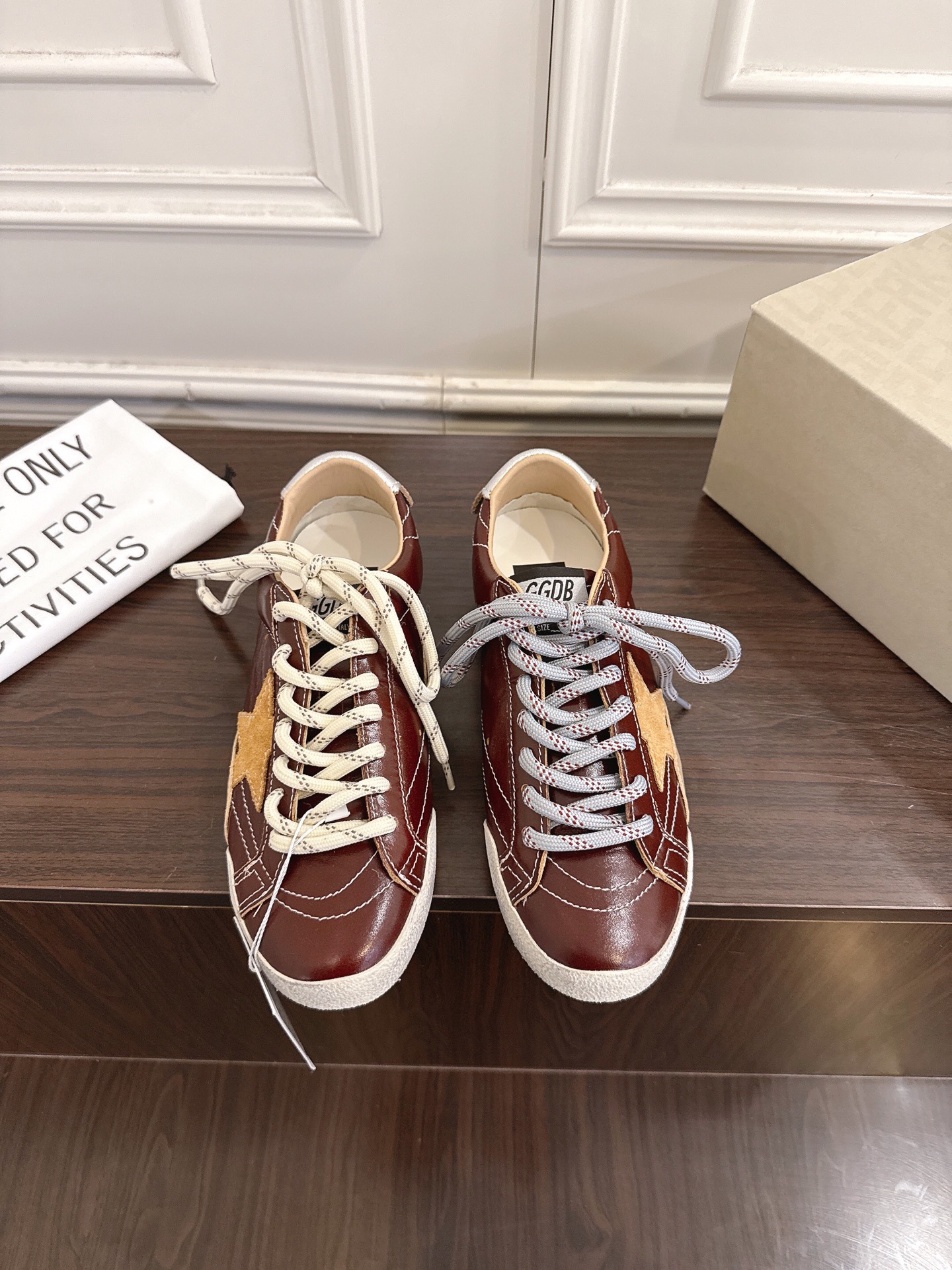 NO:694774,Couple model GGDB 25ss retro distressed lace-up star shoes continue the brand's classic 'dirty shoe' design. The uppers, laces and soles all have a deliberately worn and yellowed effect, restoring the retro texture of California skateboard culture. The distressed details of each pair of shoes are unique. The classic silhouette design of low-cut sneakers with iconic star elements on the side is the classic logo of GGDB. The shoe shape is versatile and combines street fashion and light luxury.  Material cowhide/cow suede, lining sheepskin, outsole original molded outsole, increased by 2.5cm, shoe size 35-44, casual shoes/sports shoes, sneakers, cowhide, sheepskin19860909情侣款 GGDB 25ss复古做旧风绑带星星鞋 延续品牌经典的「脏脏鞋」设计,鞋面、鞋带和鞋底都带有刻意做旧的磨损、泛黄效果,还原加州滑板文化的复古质感,每双鞋的做旧细节都独一无二. 经典版型设计低帮板鞋轮廓搭配标志性侧边星星元素,是GGDB的经典标识,鞋型百搭且兼具街头潮流与轻奢质感. 材质牛皮/牛反绒 内里羊皮 大底原版开模大底 增高2.5cm 鞋码35-44码,休闲鞋/运动鞋,sneakers,cowhide,sheepskin,Women's Shoes