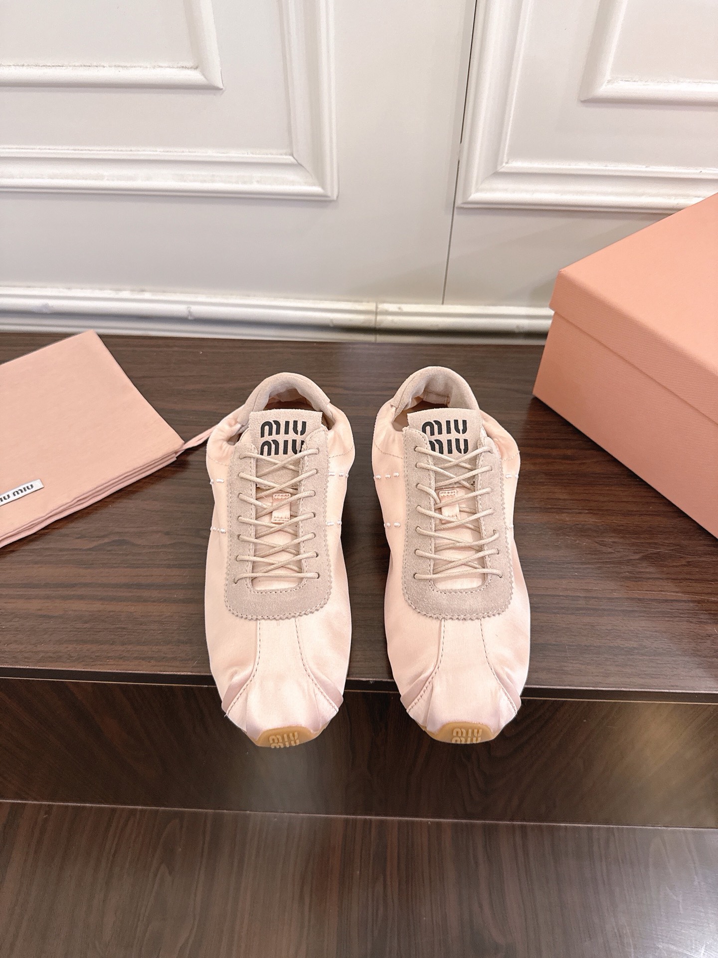 NO:694787,The MiuMiuPlume series of satin ballet sneakers and casual shoes combine the casual sportiness of virtue shoes with the elegance and softness of ballet shoes. They have both retro sports style and the exquisiteness of French ballet. The satin upper has glossy wrinkles, and the suede adds a soft mist feel, making it both visually and tactilely advanced.  Paired with flat shoelaces, the shoe shape is narrow and compact, with a rounded toe and light-colored rubber flat sole, which is light and makes the foot smaller. The leather insole is soft and comfortable for the upper foot, and the flat-soled design is not tiring for daily walking. There are many colors to choose from, and it can be worn with skirts and jeans. It is a popular item for sweet-cool and ballet-style wear. The upper is high-mercerized cow suede/silk cloth, the lining cloth/sheepskin, and the rubber outsole is increased by 2cm.  SIZE35-40 (customized sizes 40 are not returnable), ballet shoes, miumiu, skirts, jeans, sheepskin, real silk, chamois leather19860909MiuMiuPlume系列缎面芭蕾德训鞋休闲鞋 把德训鞋的休闲运动感和芭蕾舞鞋的优雅柔和结合,既有复古运动风,又带法式芭蕾的精致感.缎面鞋面自带光泽褶皱,麂皮增加柔雾感,视觉和触感都很高级. 搭配扁平鞋带,鞋型偏窄巧,鞋头圆润+浅色橡胶平底,轻盈又显脚小.皮革内底,上脚软和舒适,平底设计日常走路也不累.颜色多选,能搭裙子、牛仔裤,是甜酷风合芭蕾风穿搭的热门单品. 鞋面高丝光牛反绒/真丝布 内里布/羊皮 大底橡胶大底 增高2cm SIZE35-40码（40码定制不退换）,芭蕾舞鞋,miumiu,skirts,jeans,sheepskin,real silk,chamois leather,Women's Shoes