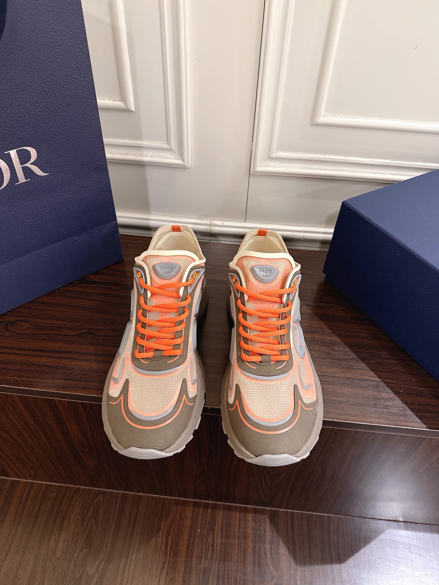 NO:694778,Dior Dior's latest couple B30 Countdown sneakers. This B30 countdown technical training shoe is new in the spring of 2026. Its sporty design perfectly combines fashion elements with technical performance. Its design is inspired by modern running sports. There are Dior B30 and CD30 rubber logos on the tongue and back of the shoe. The fabric is original custom-made cloth electric embroidery. The inner leather is stitched with breathable mesh. The foot pads are original molded pads. The outsole is original one-to-one molded TPU foam.  Size 37-47, casual shoes/sports shoes, dior, dior, sneakers19860909Dior迪奥 最新情侣款B30 Countdown运动鞋 这款B30倒计时科技训练鞋是 2026年春季的新款,其运动型设计将时尚元素与技术性能完美结合.它的设计灵感来源于现代跑步运动,鞋舌和鞋背上还有迪奥B30和CD30橡胶标志. 面料原版定制布面电绣 内里皮面拼透气网布 垫脚原版成型垫 大底原版一比一开模TPU发泡 码数37—47,休闲鞋/运动鞋,dior,dior,sneakers,Women's Shoes