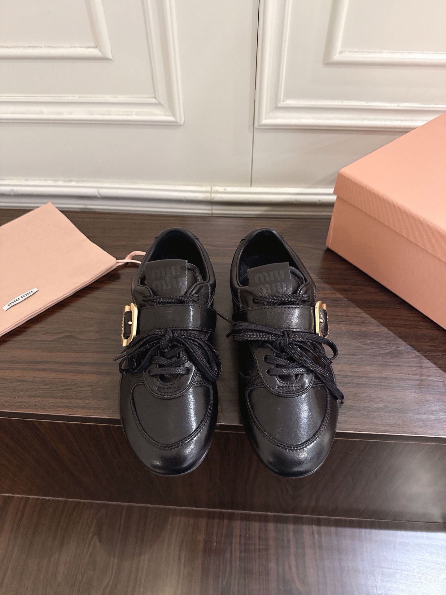 NO:694781,#国产 Purchasing grade (Official website sync box packaging) Miu Miu25ss catwalk style casual distressed gold buckle sneakers are based on classic retro shoe styles. The textured leather outlines smooth lines. The retro outline metal buckle and shoelace design are cleverly integrated to break the rules and inject an uninhibited soul into the whole. Every step takes a casual and fashionable attitude. The upper is imported polished cowhide and the lining is imported cowhide. The outsole is an original molded outsole.  Size 35-39 (40 customized, non-refundable), casual shoes/sports shoes, miumiu, sneakers, cowhide19860909#莞产 代购级（官网同步盒包装） Miu Miu25ss走秀款休闲做旧金扣运动鞋 以经典复古鞋型为蓝本 质感皮革勾勒流畅线条 复古轮廓金属扣与鞋带设计巧妙融合 打破常规 为整体注入不羁灵魂 每一步都踏出随性又时髦的态度. 鞋面进口擦色牛皮 内里进口牛皮 大底原版开模大底 码数35-39（40定制不退换）,休闲鞋/运动鞋,miumiu,sneakers,cowhide,Women's Shoes