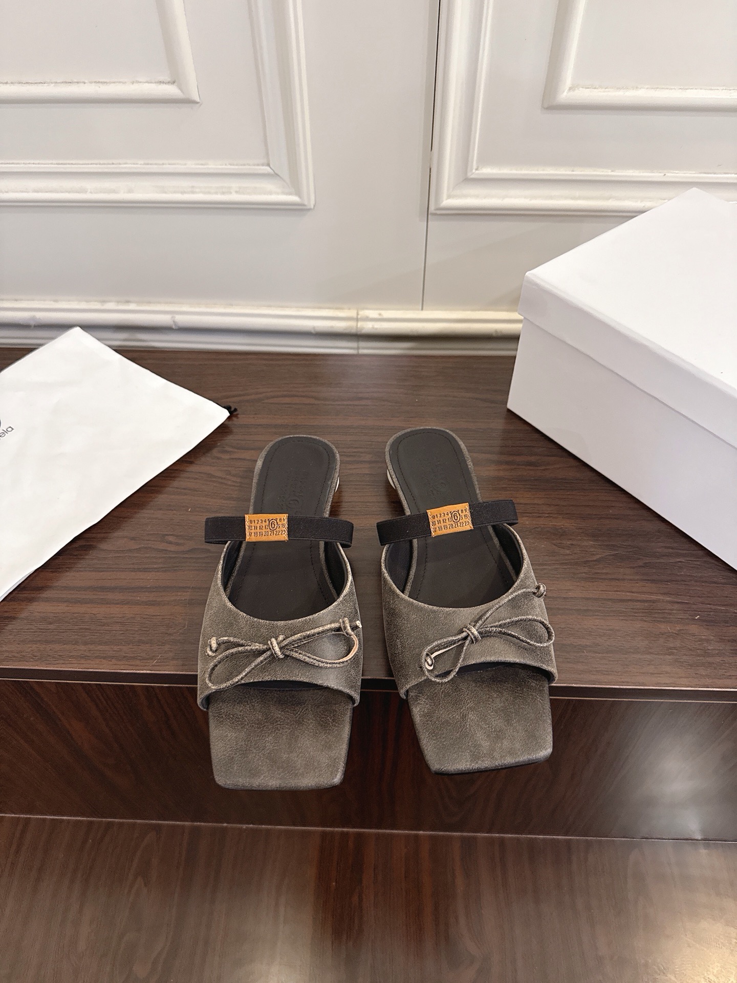 NO:694791,Maison Margiela MM6 Maison Margiela fish mouth square toe bow sandals Maison Margiela square toe ballet mules, the bow on the upper is super recognizable!  The hollow back Muller design + elastic band is easy to put on and take off, fits the shape of the foot, is comfortable and fashionable, and can be easily controlled for daily commuting and leisure. The skirt can be matched as you like, elegant and casual, and you can easily get a high-level sense of relaxation!  Upper with cracked Napa leather outsole. Genuine leather sole imported from Italy. Size: 35-41 (40.41 customized, non-refundable and non-exchangeable), slippers, ballet shoes, masion margiela, masion margiela, slippers, skirts, cowhide19860909Maison Margiela MM6马吉拉鱼嘴方头蝴蝶结凉拖 Maison Margiela方头芭蕾穆勒鞋,鞋面蝴蝶结超有辨识度！后空穆勒设计+弹力带,穿脱方便,贴合脚型,舒适又时髦,日常通勤、休闲都能轻松驾驭,裙装随心搭配,优雅又随性,轻松get高级松弛感！ 鞋面爆裂纹Napa牛皮 大底 意大利进口真皮底 码数:35-41（40.41定制不退不换）,拖鞋芭蕾舞鞋,masion margiela,masion margiela,slippers,skirts,cowhide,Women's Shoes