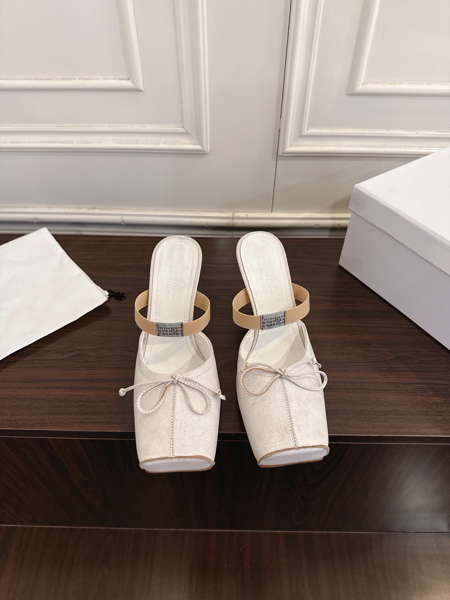 NO:694797,Maison Margiela MM6 Maison Margiela fish mouth square toe bow high-heeled sandals Maison Margiela square toe ballet mules, the bow on the upper is super recognizable!  The hollow back Muller design + elastic band is easy to put on and take off, fits the shape of the foot, is comfortable and fashionable, and can be easily controlled for daily commuting and leisure. The skirt can be matched as you like, elegant and casual, and you can easily get a high-level sense of relaxation!  Upper with cracked Napa leather outsole. Genuine leather sole imported from Italy. Size: 35-41 (40.41 customized, non-refundable and non-exchangeable), slippers, ballet shoes, masion margiela, masion margiela, slippers, skirts, cowhide19860909Maison Margiela MM6马吉拉鱼嘴方头蝴蝶结高跟凉拖 Maison Margiela方头芭蕾穆勒鞋,鞋面蝴蝶结超有辨识度！后空穆勒设计+弹力带,穿脱方便,贴合脚型,舒适又时髦,日常通勤、休闲都能轻松驾驭,裙装随心搭配,优雅又随性,轻松get高级松弛感！ 鞋面爆裂纹Napa牛皮 大底 意大利进口真皮底 码数:35-41（40.41定制不退不换）,拖鞋芭蕾舞鞋,masion margiela,masion margiela,slippers,skirts,cowhide,Women's Shoes