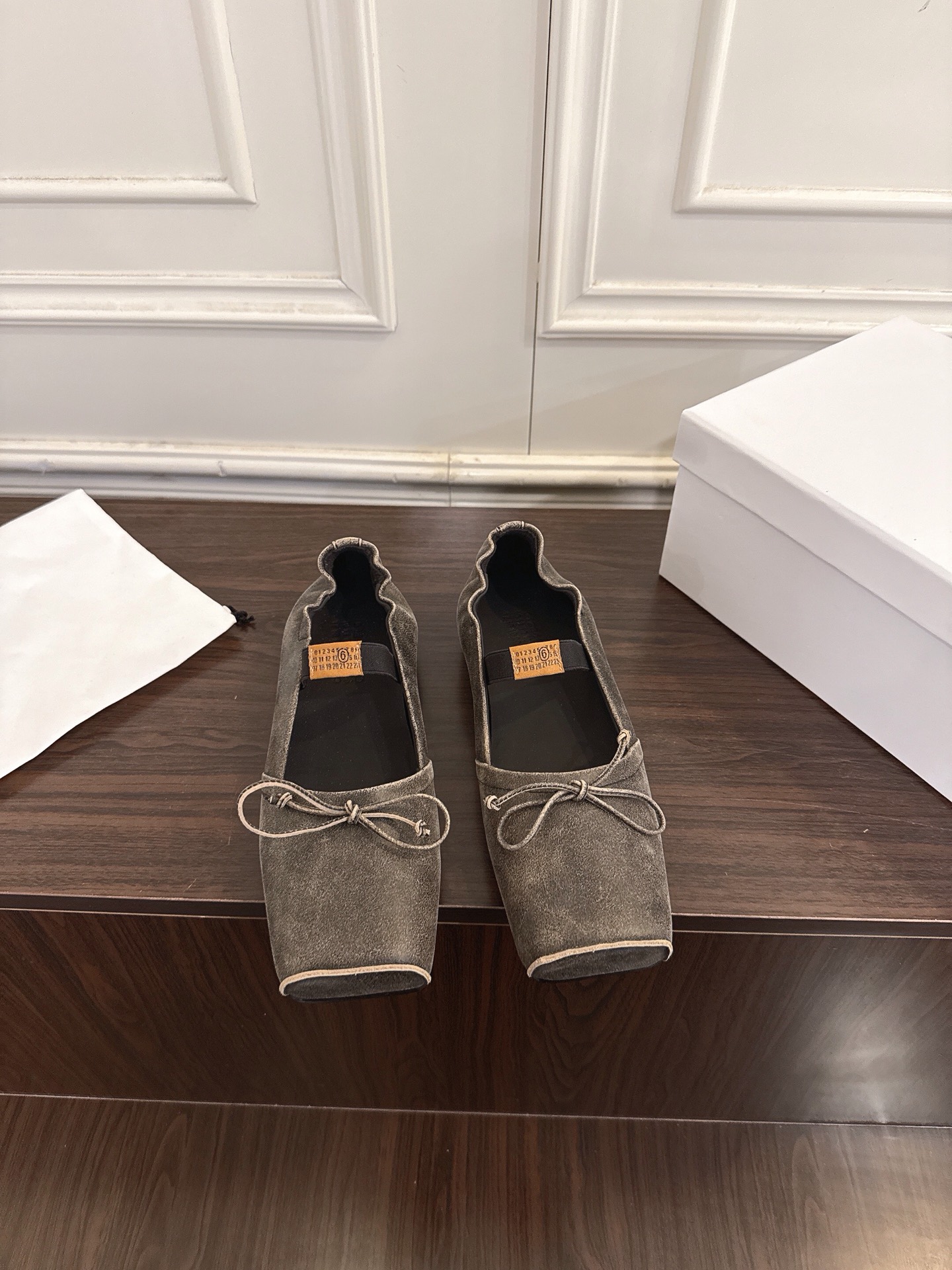 NO:694804,Maison Margiela MM6 Maison Margiela vintage Mary Jane fish mouth square-toe bow shoes Maison Margiela square-toe ballet mules, the bow on the upper is super recognizable!  The hollow back Muller design + elastic band is easy to put on and take off, fits the shape of the foot, is comfortable and fashionable, and can be easily controlled for daily commuting and leisure. The skirt can be matched as you like, elegant and casual, and you can easily get a high-level sense of relaxation!  Upper with cracked Napa leather outsole Italian imported leather sole Size: 35-41 (40.41 customized, non-returnable and non-exchangeable), slippers, ballet shoes, masion margiela, masion margiela, mary jane, slippers, skirts, cowhide19860909Maison Margiela MM6马吉拉复古玛丽珍鱼嘴方头蝴蝶结单鞋 Maison Margiela方头芭蕾穆勒鞋,鞋面蝴蝶结超有辨识度！后空穆勒设计+弹力带,穿脱方便,贴合脚型,舒适又时髦,日常通勤、休闲都能轻松驾驭,裙装随心搭配,优雅又随性,轻松get高级松弛感！ 鞋面爆裂纹Napa牛皮 大底 意大利进口真皮底 码数:35-41（40.41定制不退不换）,拖鞋芭蕾舞鞋,masion margiela,masion margiela,mary jane,slippers,skirts,cowhide,Women's Shoes