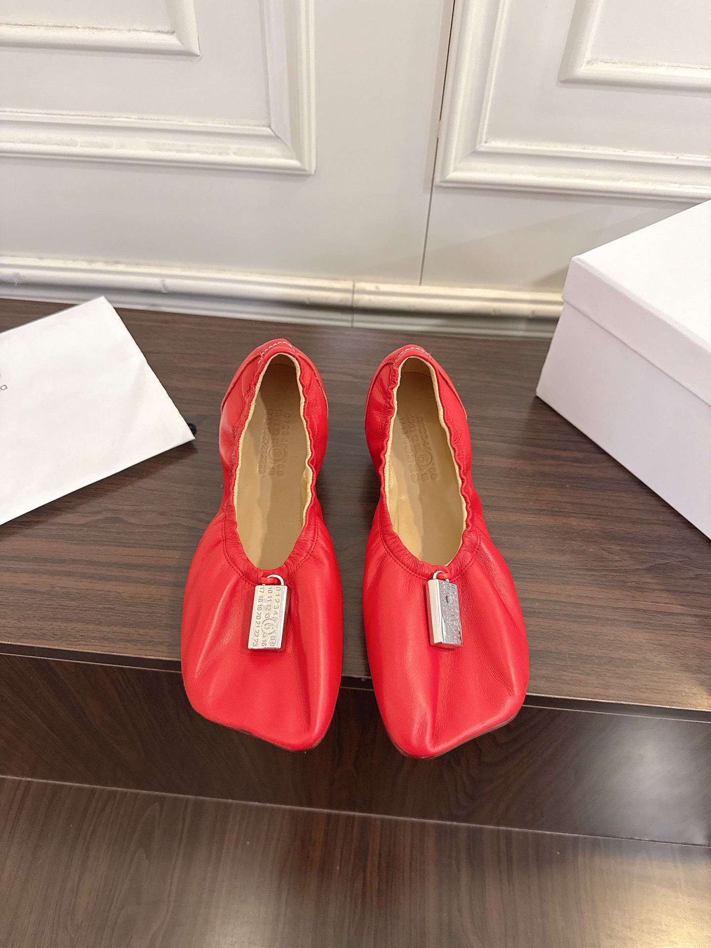 NO:705657,Maison Margiela MM6 Margiela Apple Toe Lock Ballet Shoes This is a super comfortable Parisian dance shoe. The fabric and lining are made of particularly soft water-dyed sheepskin. It can be matched with pants or skirts. The upper is also ingeniously matched with a lock with the classic word MM6, which means locking all the surprises and happiness in 2026. The fabric is made of original sheepskin material, the lining is made of sheepskin material, and the Italian genuine leather outsole  Size: 35-40 (40. Customized, non-refundable and non-exchangeable), ballet shoes, masion margiela, masion margiela, skirts, sheepskin, Leather soles19860909Maison Margiela MM6马吉拉苹果头锁扣芭蕾单鞋 这是一款超级舒适的巴黎舞鞋、面料和里料选用了特别柔软的水染羊皮、搭配裤子、裙子都万能 鞋面还别处匠心的搭配了一个MM6经典字样的一把锁、寓意锁住2026年所有的惊喜与幸福. 面料原版羊皮材质 内里羊皮材质 意大利真皮大底 码数:35-40（40.订做不退不换）,芭蕾舞鞋,masion margiela,masion margiela,skirts,sheepskin,Leather soles,Women's Shoes