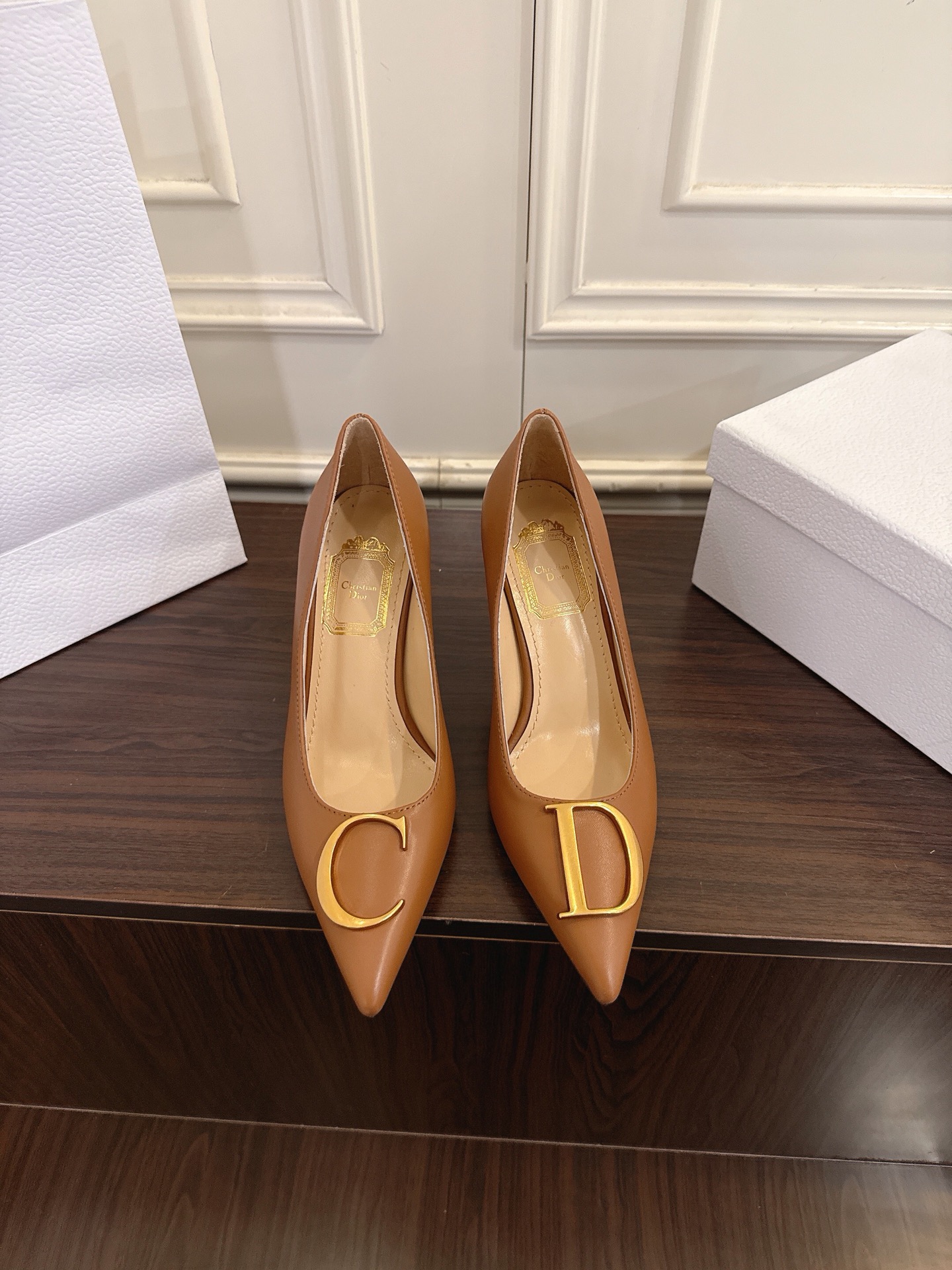 NO:705656,Dior Dior's 2026 spring and summer new pointed-toe high-heeled shoes. The CD buckle decoration on the toe highlights the femininity of the brand logo. They are elegant and refined. They are so beautiful. This season's Dior sandals really can't be missed!  The back half is made of calfskin with a torn fabric bow design, which gives a particularly comfortable feeling and can add elegance to various looks. The upper is imported first-layer cowhide, the lining is lambskin, and the outsole is Italian genuine leather. Heel height is 7cm. Sizes 35-41 (40.41 customization is non-refundable). High-heeled shoes, dior, dior, sandals, high heels, cowhide, sheepskin, Leather soles19860909Dior迪奥2026春夏新款尖头高跟单鞋 鞋头CD扣装饰彰显品牌标志满满的女人味,又优雅又精致,实在是太好看了.这一季的迪奥凉鞋真的不能错过！后半用小牛皮制作撕边布蝴蝶结设计 给人一种特别舒服的感觉 可为各式造型增添优雅气质. 鞋面进口头层牛皮 内里垫脚小羊皮 大底意大利真皮大底 跟高7cm 尺码35-41（40.41定制不退换）,高跟鞋单鞋,dior,dior,sandals,high heels,cowhide,sheepskin,Leather soles,Women's Shoes