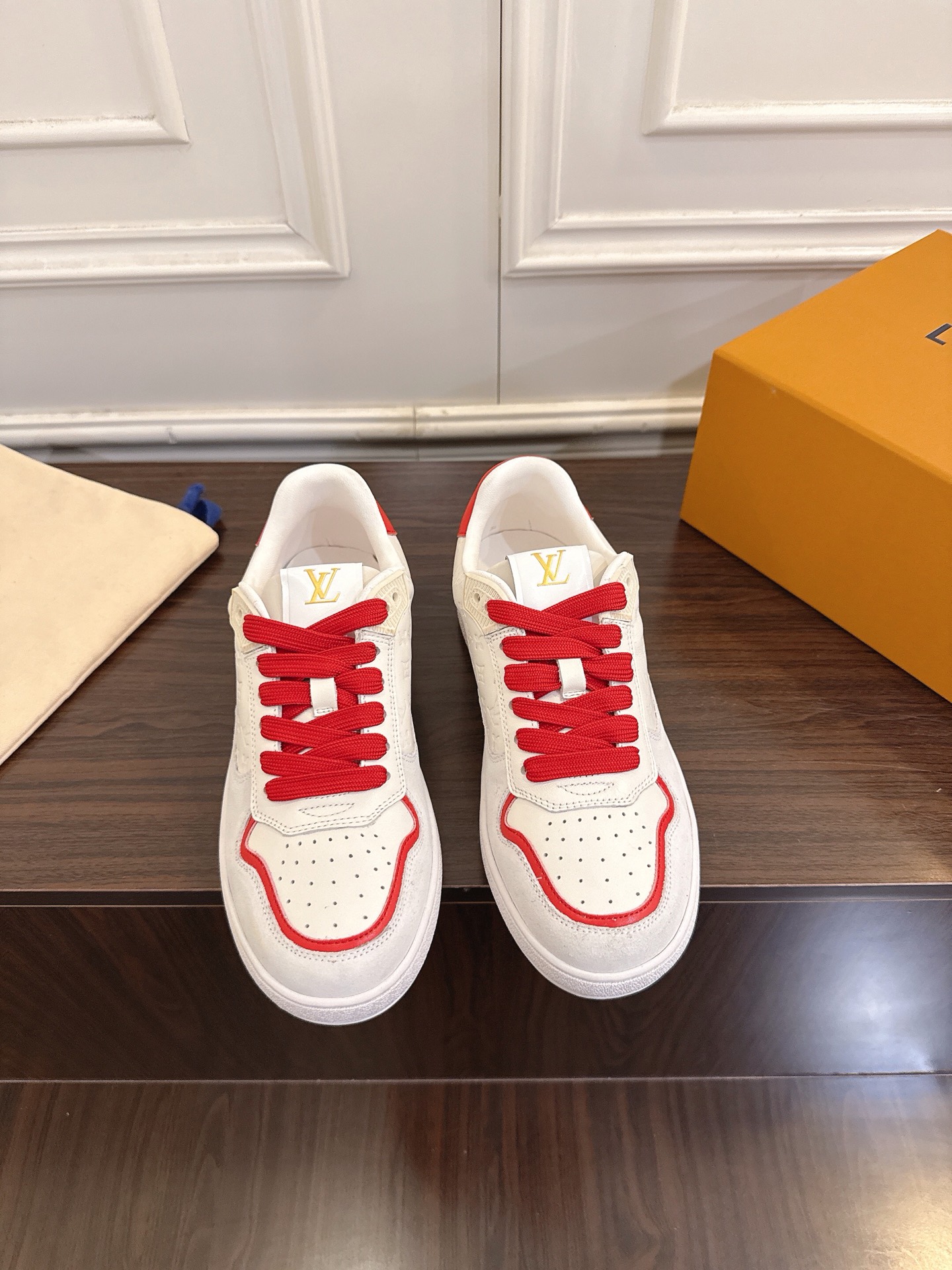 NO:706511,LV Louis Vuitton Women's Casual Sneakers LAGOON Canvas Cat Charm Denim Embossed Canvas Shoes Skateboard Shoes The LV Lagoon sneakers launched this season are made of canvas with Monogram pattern. Unique cat-shaped leather details embossed with Louis Vuitton's signature enrich this basic yet refined shoe. Soft rubber soles decorated with Louis Vuitton's signature flowers complete the shoe. Fabric Original imported custom first-layer cowhide Leather lining Original imported cowhide lining  Outsole original molded non-slip TPU material, sole thickness 2·5cm, size 35-41 (40 41 customized, non-returnable), casual shoes/sports shoes, louis vuitton, louis vuitton, sneakers, cowhide19860909LV 路易威登女士休闲运动鞋LAGOON帆布猫咪挂饰牛仔压花帆布鞋 滑板鞋  本季推出的 LV Lagoon运动鞋采用带有 Monogram 图案的帆布制成. 独特的猫形皮革细节上压印着路易威登的签名,丰富了这款基本而精致的鞋款.柔软的橡胶鞋底饰有路易威登标志性的花朵,使鞋款更加完美. 面料原版进口定制头层牛皮 内里原版进口牛皮里 大底原版开模防滑TPU材质 底厚2·5cm 码数35—41（40 41定做不退换）,休闲鞋/运动鞋,louis vuitton,louis vuitton,sneakers,cowhide,Women's Shoes