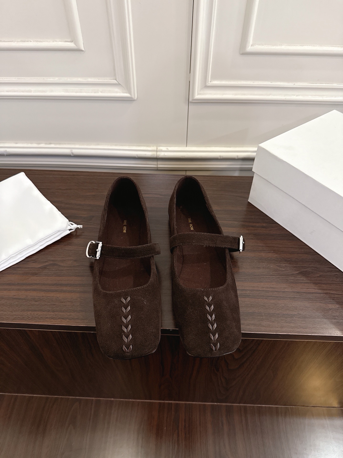 NO:706509,The row 2026 new flat single shoes, dancing woven shoes, grandma shoes. It is rare to see a dance shoe that is so fine and tolerant to the feet. It modifies the foot shape properly without losing its unique charm. It is convenient and convenient to put on the feet, and is very comfortable. It can be worn daily without any problem. It is super versatile!  Nubuck leather upper, sheepskin lining, original outsole, size: 35-41 (40.41 custom-made, non-returnable), ballet shoes, sheepskin19860909The row 2026新款平底单鞋跳舞编织鞋奶奶鞋 很少会看到一款跳舞鞋会做到这么精细、而且对脚的包容性特别强,把脚型修饰得妥妥的,又不失独特韵味,上脚方便便捷,且非常舒适、日常穿都没有问题的、超级百搭！ 鞋面磨砂皮 内里羊皮 大底原版鞋底 码数:35-41（40.41订做不退换）,芭蕾舞鞋,sheepskin,Women's Shoes