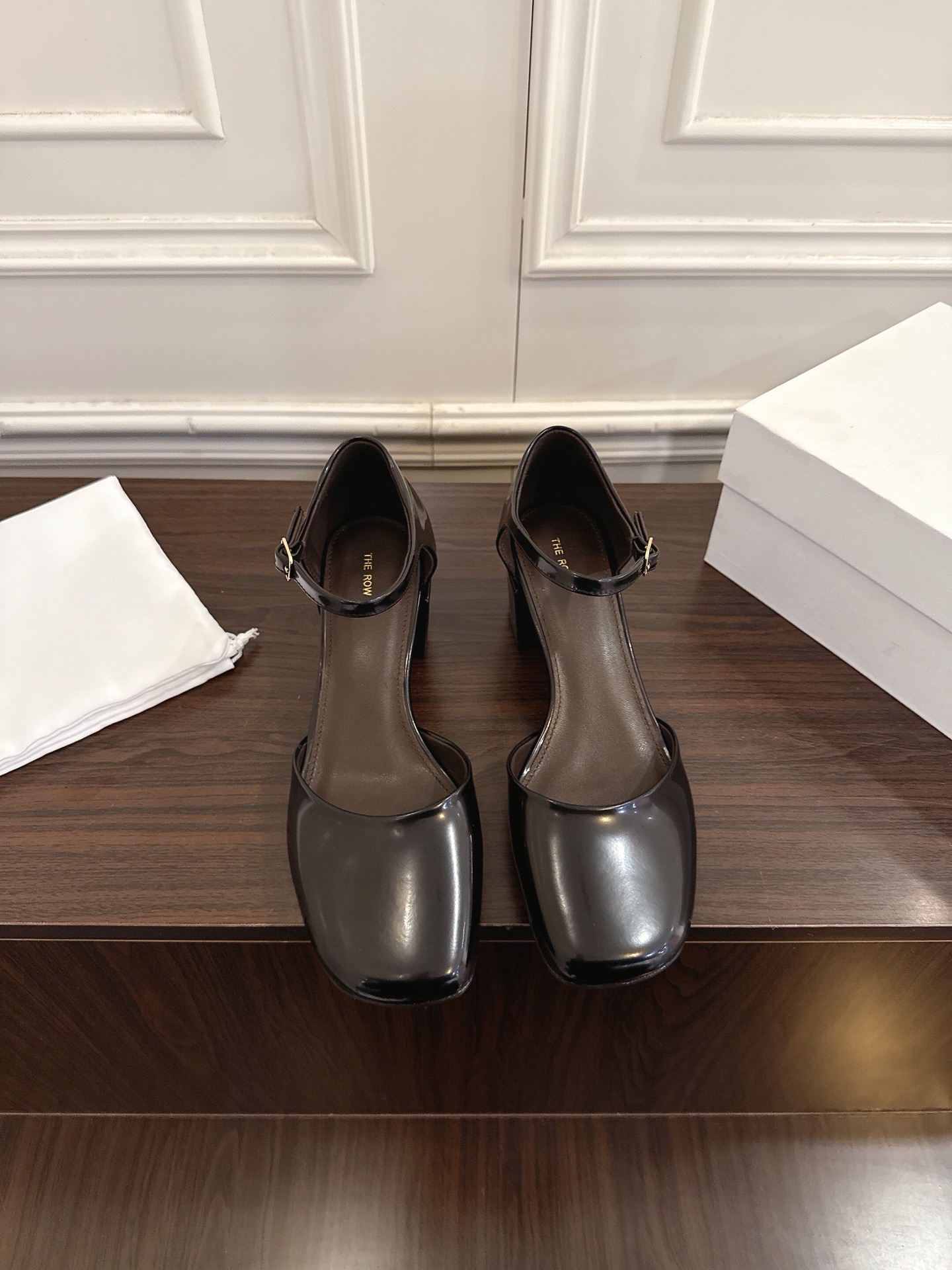 NO:706507,The row2026 new mid-heel hollow Mary Jane sandals. This Mary Jane sandals can be so fine and very tolerant to the feet. They modify the foot shape properly without losing the unique charm. They are convenient and convenient to put on the feet. They are also very comfortable. They are no problem for daily wear. They are super versatile!  Open edge beaded cowhide upper, sheepskin lining, original outsole, heel height 5cm, size: 35-41 (40.41 custom made, non-returnable), sandals mary jane, sandals, mary jane, cowhide, sheepskin19860909The row2026新款中跟中空玛丽珍单鞋凉鞋 这款玛丽珍凉鞋能做到这么精细、而且对脚的包容性特别强,把脚型修饰得妥妥的,又不失独特韵味,上脚方便便捷,且非常舒适、日常穿都没有问题的、超级百搭！ 鞋面开边珠牛皮 内里羊皮 大底原版鞋底 跟高5cm 码数:35-41（40.41订做不退换）,凉鞋玛丽珍,sandals,mary jane,cowhide,sheepskin,Women's Shoes