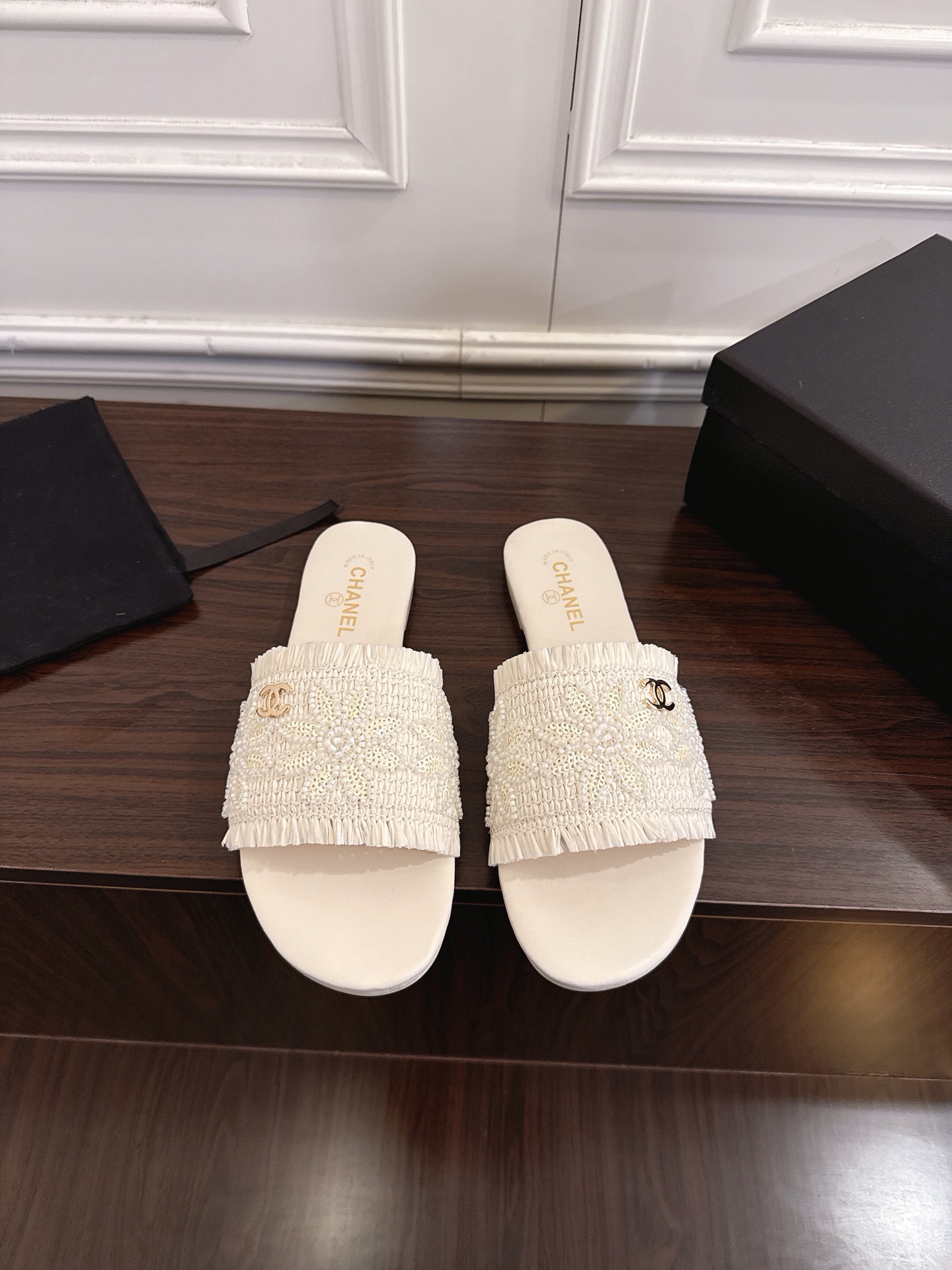 NO:706505,Chanel 26K spring and summer new product sewn with sequins and flowers, flat beach casual slippers. This season’s camellia series is really beautiful. Grandma Xiang’s always elegant and ladylike temperament, full of high-end sense!  It’s very nice on the feet~ Whether worn barefoot or paired with skirts or trousers, it’s very versatile!  Incomparably beautiful!  Specially imported lambskin upper, mixed sheepskin lining, Italian grade A genuine leather outsole, Size 35-41 (customized 40/41), slippers, chanel, slippers, skirts, sheepskin, Leather soles19860909Chanel 26K春夏新品缝珠片花朵平底沙滩休闲拖鞋 这一季山茶花系列真的超美 香奶奶家一贯的优雅名媛气质 高级感十足！上脚非常nice～ 不管光脚穿或搭配裙装、裤装、 都非常百搭！无敌美！特别仙 鞋面进口小羊皮 内里混种羊皮 垫脚意大利A级真皮大底 Size35-41（40/41定制）,拖鞋,chanel,slippers,skirts,sheepskin,Leather soles,Women's Shoes