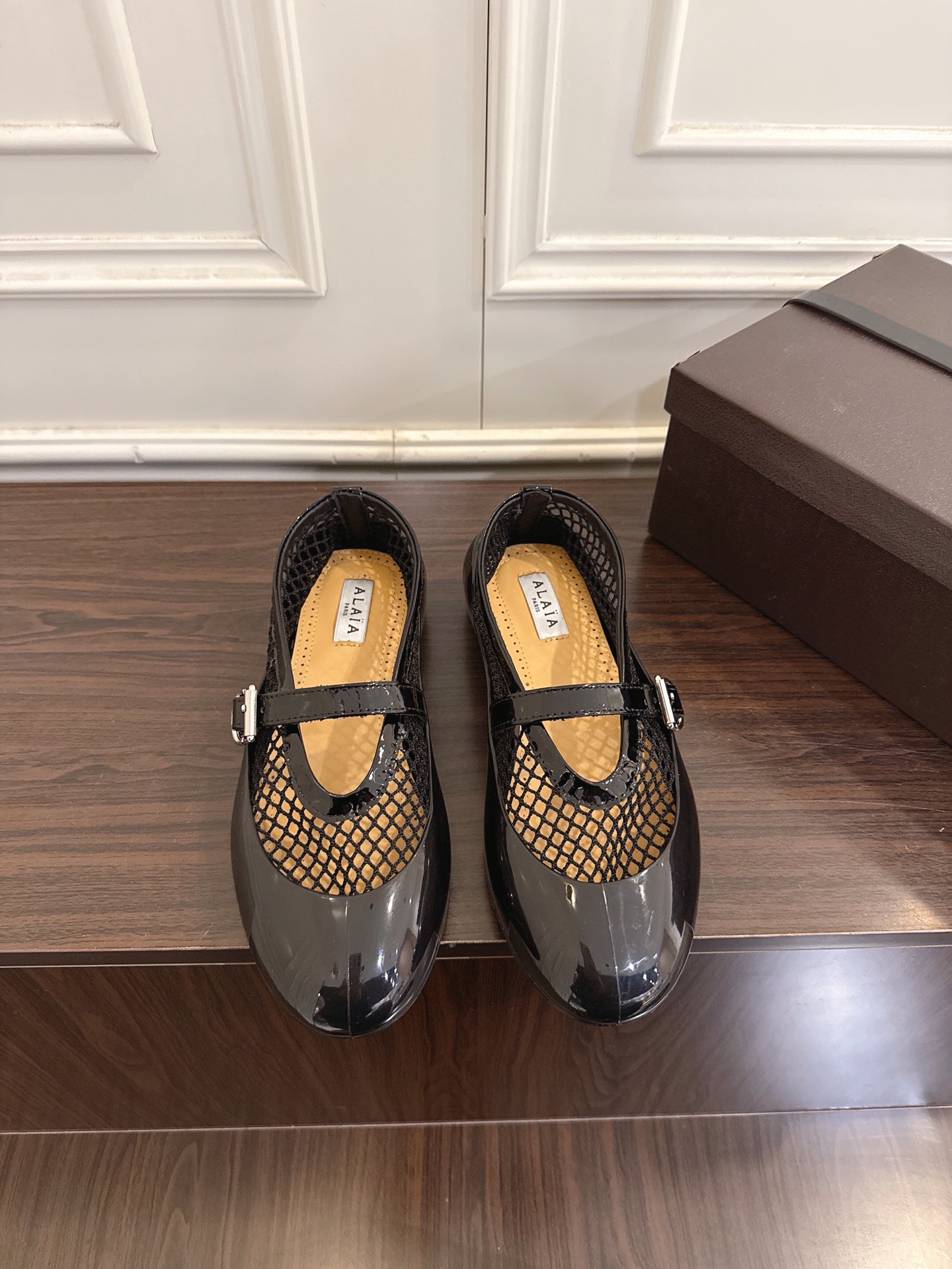 NO:707759,ALAIA Alaia's new two-wear fishnet mules toe-toe sandals 2026 French fairy ballet flat dancing shoes, ALAIA brand originated from its founder, Azzedine Alaia, the founder of the 'super tight and sexy' trend in the 1980s, known as the 'King of cling', he is one of the most legendary designers in the fashion industry. Azzedine Alaia  Intelligently exaggerating the sexy side, it is both sober, discreet and modern, yet ultra-fitting. Sexy rivets, metal buckles, tight corsets and sexy snakeskin. These Alaia design elements continue to appear on the runways of major brands. The style of the Alaia brand is just like its fashion, sexy and modern. The fabric is imported mesh cow patent leather. The outsole is molded rubber shoe cover/original molded rubber outsole.  Size 35-41 (40.41. Customized, non-refundable), Mary Jane, alaia, sandals, mary jane, snakeskin19860909ALAIA 阿莱亚新款两穿鱼网穆勒鞋包头凉鞋 2026法式仙女芭蕾舞平底跳舞鞋,ALAIA品牌源自其创始人,Azzedine Alaia是上世纪80 年代“超紧身性感”风潮的创始人,被称作“King of cling”, 他是时尚界最传奇的设计师之一.Azzedine Alaia 聪明地将性感一边更夸张,既清醒谨慎摩登,又超贴身性感铆钉、金属环扣、紧束胸衣和性感蛇皮,这些 Alaia 的设计元素仍不断出现在各大品牌的秀台上.Alaia品牌的风格一如其时装,性感而又摩登 面料进口网面牛漆皮 大底开模橡胶鞋套/原版开模橡胶大底 码数35-41（40.41.定做不退换）,玛丽珍,alaia,sandals,mary jane,snakeskin,Women's Shoes