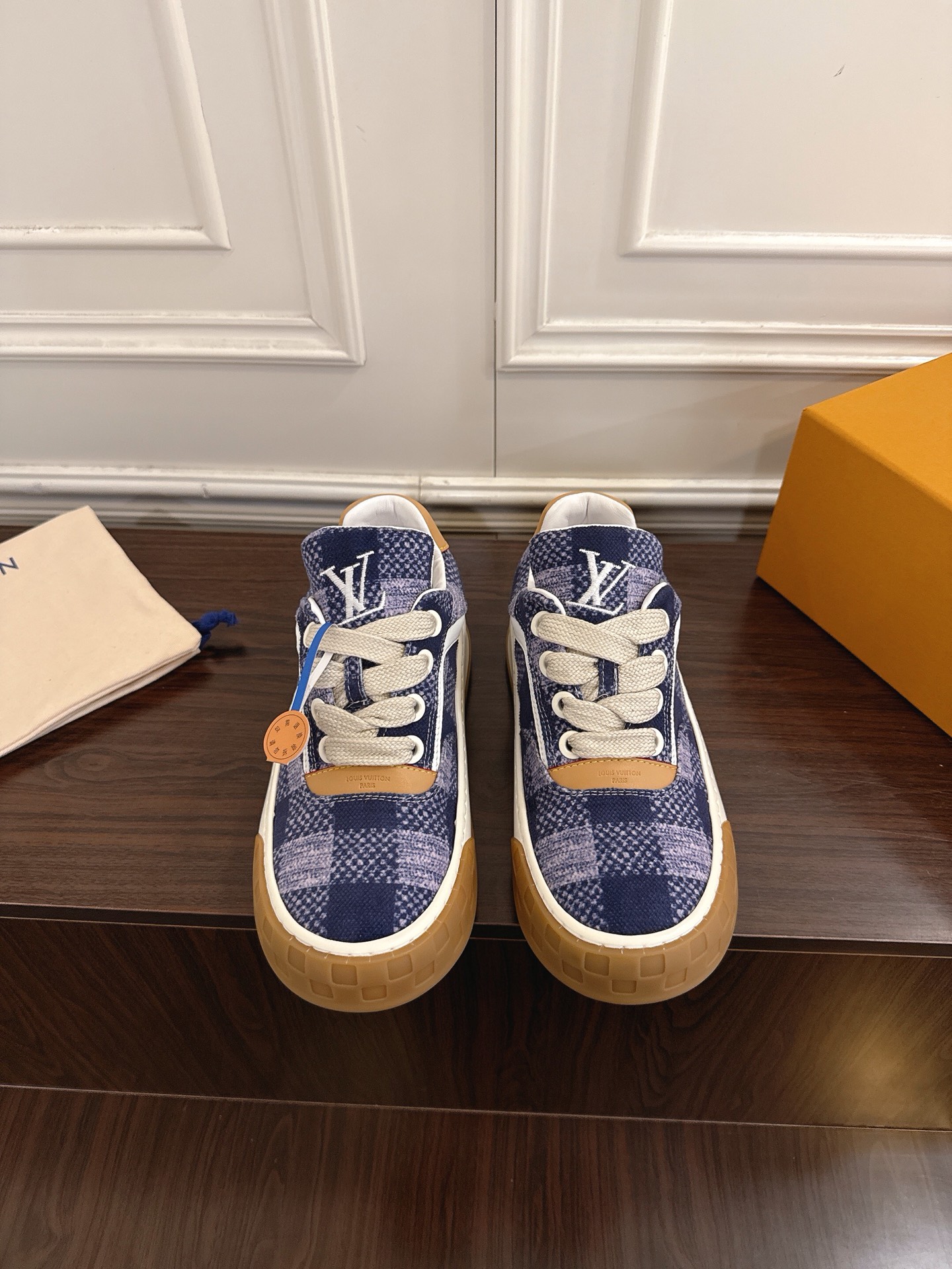 NO:707751,(Couple model) Louis Vuitton Louis Vuitton's new low-cut sneakers and bread shoes. This pair of shoes must be picked up. They are casual and versatile. The rubber soles of casual sneakers that keep up with the trend are light and wear-resistant, making daily wear stress-free. The tongue, heel and insole have the Louis Vuitton logo, and the details are super exquisite. They can be easily worn in jeans or casual pants, suitable for commuting and leisure, fashionable and practical!  Original custom-made suede cowhide for the upper, first layer of cowhide for the lining, Dadi original molded TPU two-color bottom, size 35-45 (45 is custom-made, non-refundable), casual shoes/sports shoes, louis vuitton, louis vuitton, sneakers, jeans, cowhide19860909（情侣款） Louis vuitton路易威登新款低帮运动鞋面包鞋 这双鞋必须拿下 休闲百搭 跟上潮流的休闲运动鞋橡胶鞋底轻盈耐磨,日常穿搭无压力.鞋舌 后跟 和鞋垫有Louis Vuitton标识,细节超精致.无论牛仔裤还是休闲裤都能轻松驾驭,通勤休闲都适合,时尚实用两不误！ 鞋面原版定制绒面牛皮 内里头层牛皮 大弟原版开模TPU双色底 码数35-45（45订做不退换）,休闲鞋/运动鞋,louis vuitton,louis vuitton,sneakers,jeans,cowhide,Women's Shoes