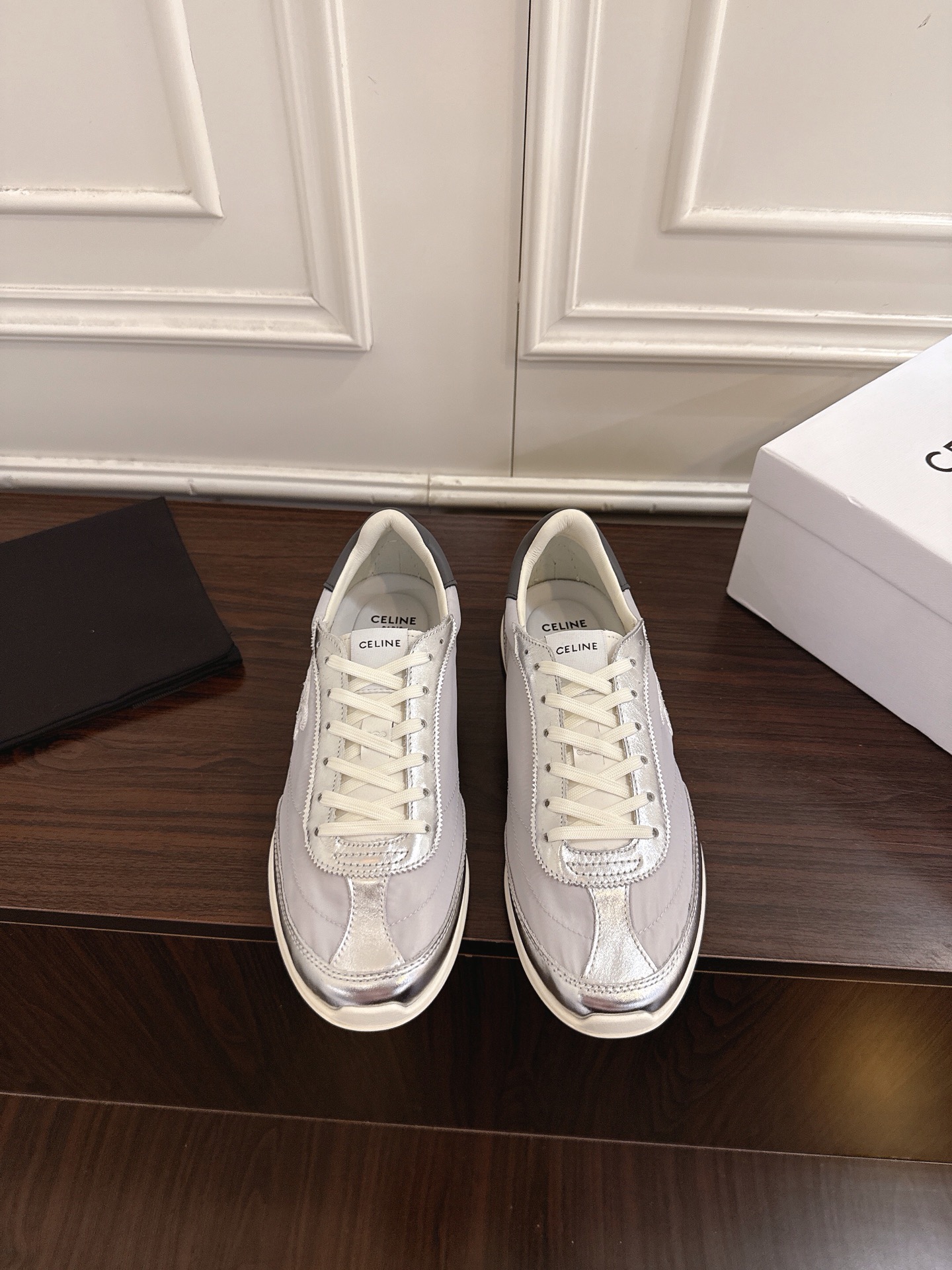 NO:707753,CELINE Arc de Triomphe Series Casual Sports Shoes White Shoes  [CELINE · Celine] Celine presents new 'RACER' sneakers to enrich its shoe series. This sneaker draws inspiration from the sports aesthetics of the 1970s. Lightness and comfort are its core characteristics. It cleverly combines nylon, suede and leather materials. The classic 'TRIO'  The MPHE' logo is clearly visible, embroidered on the side of the shoe, and gravure printed on the back of the shoe. This sneaker offers bright and vibrant color combinations to further strengthen its retro silhouette. The unisex design is practical and versatile, showing elegance and sporty style while retaining the brand's unique style.  High-mercerized cow suede leather upper with high-density electric embroidery logo, lambskin lining, original molded outsole, size 35-41 (40 and 41 customized, non-returnable), casual shoes/sports shoes, celine, celine, sneakers, sheepskin19860909CELINE 凯旋门系列 休闲运动鞋小白鞋 【CELINE·思琳】赛琳CELINE呈现全新“RACER”运动鞋丰富其鞋履系列.这款运动鞋汲取了70年代运动美学的灵感,轻盈与舒适是其核心特质,巧妙融合了锦纶、绒面革与皮革材质.经典的“TRIOMPHE”标志清晰可见,以刺绣形式点缀于鞋侧,并以凹印工艺呈现于鞋后帮.此款运动鞋提供鲜明且富有活力的色彩组合,进一步强化其复古轮廓,中性设计实用百搭,在保留品牌独特风格的同时,尽显优雅与运动风范. 鞋面高丝光牛反绒皮搭高密度电绣logo 内里小羊皮 大底原版开模大底 码数35—41（40 41定做不退换）,休闲鞋/运动鞋,celine,celine,sneakers,sheepskin,Women's Shoes