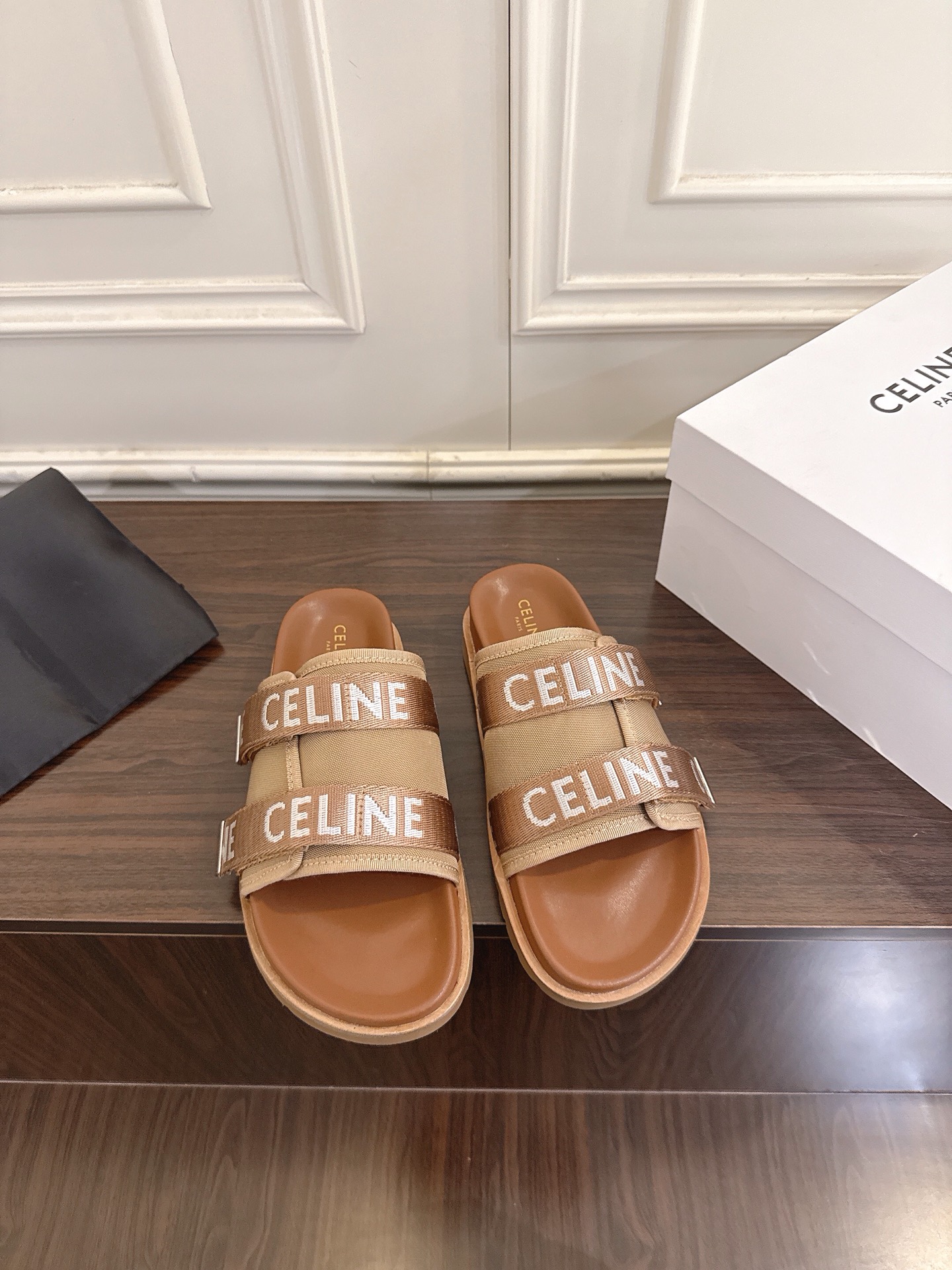 NO:883944,Celine Celine 2026ss spring and summer new Birkenstock half-cup Velcro thick-soled sandals. These slippers are full of luxury. They are an ins-planting tool for Internet celebrities. They are very retro style and full of aura. The design style is very novel, high-end and very comfortable. The original one-to-one customization. The double-button Celine logo highlights the brand charm. The fabric is super soft and very comfortable. The fabric is imported Lycra fabric. The lining is mixed sheepskin lining. The outsole is the original molded outsole.  Size 35-41 (40.41 custom-made, non-refundable), slippers, celine, slippers, sheepskin19860909Celine塞琳2026ss春夏新款勃肯半托魔术贴厚底凉拖鞋 这款拖鞋高级感十足网红ins种草神器、非常复古风、气场十足单品、设计风格非常新颖、高档且非常舒适.原版一比一定制 双扣的Celine标志彰显品牌魅力,面料超级柔软,舒适度很好 . 面料进口莱卡布料 内里混种羊皮内里 大底原版开模大底 码数35-41（40.41订做不退换）,拖鞋,celine,slippers,sheepskin,Women's Shoes