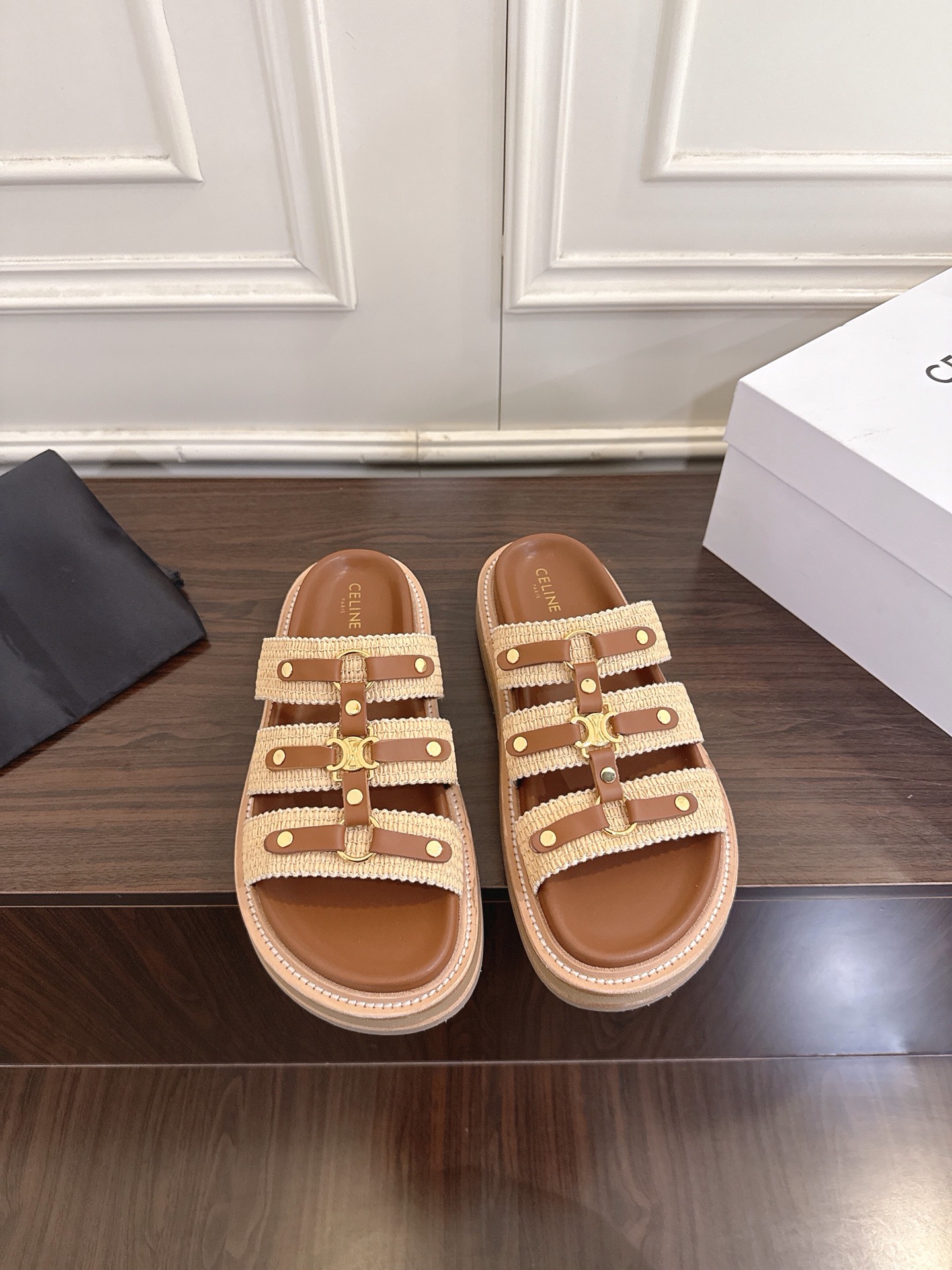 NO:883973,CELINE's spring and summer new Arc de Triomphe retro Roman thick-soled slippers. This season's Lindsay makes me fall in love with them again. There are so many beautiful shoes in this season, and this cool style is perfect for matching!  The thick-soled series has a special pedicure style. Simple design with classic logo as embellishment. The overall look is unique and looks good. Upper: calfskin. Lining: calfskin. Outsole. Original genuine leather wear-resistant raw rubber combination outsole. Heel height: 3cm, size 35-41 (40 and 41 customized, non-refundable), slippers, celine, slippers, cowhide19860909CELINE赛思琳春夏新款 凯旋门复古罗马厚底拖鞋 这一季的琳赛又我让新重爱了它一次 这季节美鞋太多这凉款真拖无是敌好配搭！ 厚底系列别特修脚饰型 约简的设计搭典经配的logo为作点缀体整视觉特别又看耐好搭配 鞋面 小牛皮 内里小牛皮 大底 原版真皮耐磨生胶组合大底 跟高 3cm size35—41（40 41订做不退换）,拖鞋,celine,slippers,cowhide,Women's Shoes