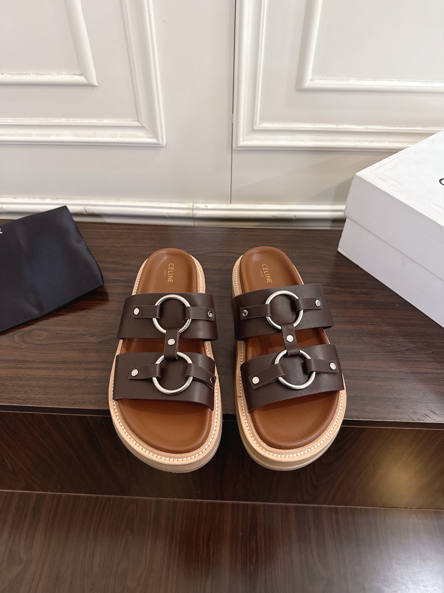 NO:883953,CELINE's spring and summer new Arc de Triomphe retro Roman thick-soled slippers. This season's Lindsay makes me fall in love with them again. There are so many beautiful shoes in this season, and this cool style is perfect for matching!  The thick-soled series has a special pedicure style. The simple design and the classic logo are used as embellishments. The overall look is unique and looks good. Upper calfskin. Calfskin lining. Outsole. Original genuine leather wear-resistant raw rubber combination outsole. Heel height 3cm, size 35-41 (40 41 custom-made, non-refundable), slippers and sandals, celine, sandals, slippers, cowhide19860909CELINE赛思琳春夏新款 凯旋门复古罗马厚底拖鞋 这一季的琳赛又我让新重爱了它一次 这季节美鞋太多这凉款真拖无是敌好配搭！ 厚底系列别特修脚饰型 约简的设计搭典经配的logo为作点缀体整视觉特别又看耐好搭配 鞋面 小牛皮 内里小牛皮 大底 原版真皮耐磨生胶组合大底 跟高 3cm size35—41（40 41订做不退换）,拖鞋凉鞋,celine,sandals,slippers,cowhide,Women's Shoes
