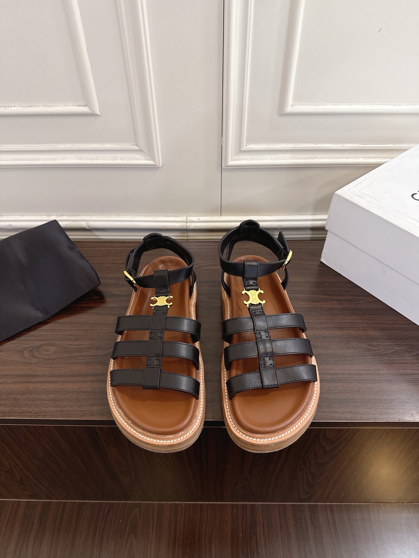 NO:883962,CELINE's spring and summer new Arc de Triomphe retro Roman thick-soled sandals. This season's Lindsay has made me fall in love with them again. There are so many beautiful shoes in this season, and this cool style is perfect for matching!  The thick-soled series has a special pedicure style. The simple design and the classic logo are used as embellishments. The overall look is unique and looks good. Upper calfskin. Calfskin lining. Outsole. Original genuine leather wear-resistant raw rubber combination outsole. Heel height 3cm, size 35-41 (40 41 custom-made, non-returnable), slippers and sandals, celine, sandals, slippers, cowhide19860909CELINE赛思琳春夏新款 凯旋门复古罗马厚底凉鞋 这一季的琳赛又我让新重爱了它一次 这季节美鞋太多这凉款真拖无是敌好配搭！ 厚底系列别特修脚饰型 约简的设计搭典经配的logo为作点缀体整视觉特别又看耐好搭配 鞋面 小牛皮 内里小牛皮 大底 原版真皮耐磨生胶组合大底 跟高 3cm size35—41（40 41订做不退换）,拖鞋凉鞋,celine,sandals,slippers,cowhide,Women's Shoes