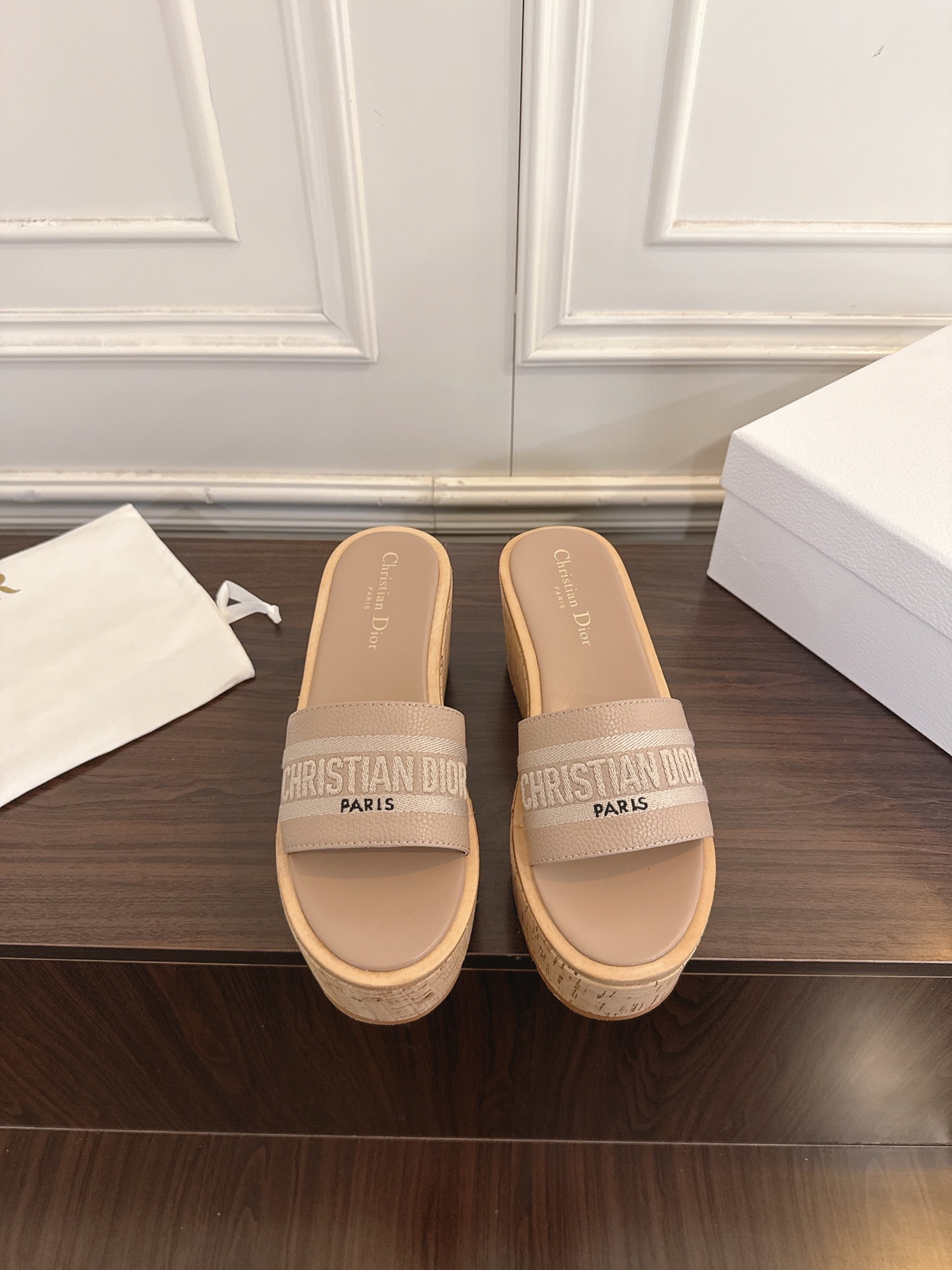NO:883871,Dior/Dior D 2026 ss spring and summer new style, summer must-haves, thick-soled slippers, loose-high sandals, good news for little people, wear them, comfortable and fashionable directly. Made of soft cowhide, creating a casual yet elegant style. The upper design is embellished with the brand logo, and the sole is decorated with Christian Dior's lucky five-pointed star symbol, and the details are in place. Made of top-grade imported calfskin, original molded hardware, original molded outsole Size35–41  (40.41 Customized items are not returnable or exchangeable), slippers, dior, dior, dior, sandals, slippers, cowhide19860909Dior/迪奥D家2026ss春夏新款,夏日必备,厚底拖鞋一字拖,松高凉鞋,小个子的福音,穿上它,舒适与时髦直接拿捏. 采用柔软牛皮制作,打造休闲又不失优雅的风格.鞋面设计加上品牌Logo点缀,鞋底饰以 Christian Dior的幸运五角星符号,细节处理到位 采用顶级进口小牛皮 原版开模五金  原版开模大底 Size35–41 (40.41定做不退换),拖鞋,dior,dior,dior,sandals,slippers,cowhide,Women's Shoes
