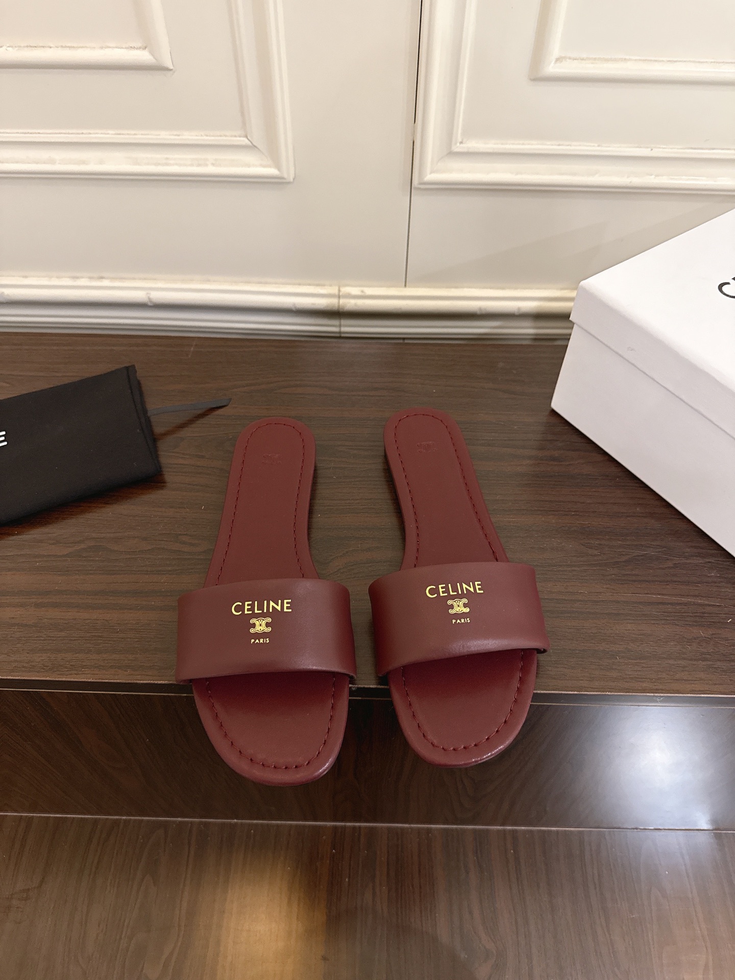 NO:883933,CELINE Celine one-strap slippers 3D printed slippers CELINE RUNNER with CELINE logo gravure on the side and embossed CELINE logo on the upper thick-soled bread shoes 2026 spring and summer new women's Arc de Triomphe logo lace-up 356853 is simple and comfortable, clean and neat, increases height and shows slender legs, whether worn alone or paired with wide-leg pants, high street and retro together to make a CELINE girl. Original imported cowhide upper, sheep lining, outsole, imported material, multi-layer combination outsole.  Size 35-42 (40.41 42 customized, non-refundable and non-exchangeable), slippers, celine, celine, slippers, cowhide19860909CELINE思琳赛琳一字带拖鞋3D打印拖 CELINE RUNNER 有CELINE标志侧面凹印鞋面压印CELINE标志厚底面包鞋2026春夏新款女凯旋门徽标系带356853简单舒服,干净利落,增高显腿细,无论是单穿还是搭配阔腿裤,高街又复古一起来做CELINE女孩 鞋面原版进口牛皮 内里羊里 大底进口材质多层组合大底. 码数35-42（40.41 42定制不退不换）,拖鞋,celine,celine,slippers,cowhide,Women's Shoes