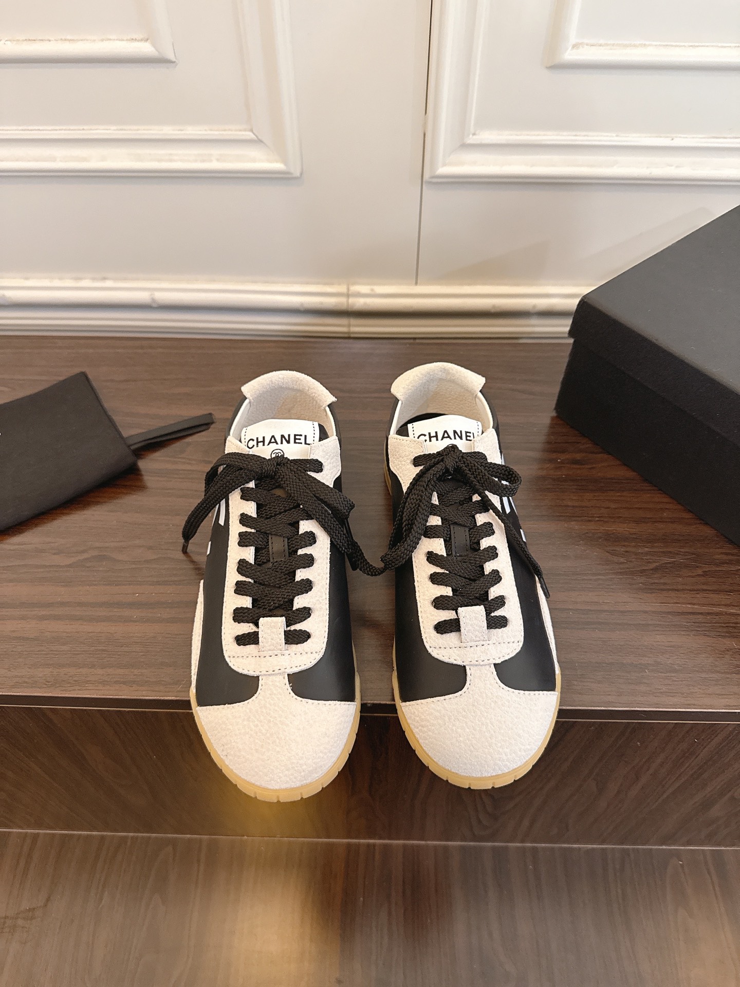 NO:883925,Chanel Chanel 2 Sneaker series early spring new style casual moral training shoes sneakers The love of the world is Xiaoxiang. Try to accept new styles. The new designer has injected a new soul into Xiaoxiang. This moral training shoe is highly recommended. Light and soft. Super easy to wear. Black, white, red, brown apricot, timeless, classic and versatile, clean and neat, red, blue, very springy. Upper frosted cowhide silk cowhide, lining sheepskin, sole raw rubber sole  Size 35-41 (40 and 41 are customized and non-returnable), casual shoes/sports shoes, chanel, chanel, sneakers, cowhide, sheepskin19860909Chanel香奈儿2 Sneaker 系列早春新款 休闲德训鞋 运动鞋 人间挚爱是小香 尝试接受新风格 新换的设计师 给小香注入了新的灵魂 此款德训鞋强烈推荐 又轻又软 超级好穿 黑色 白色 红色 棕杏色 永不过时 经典百搭 干净利落 红色 蓝色 很有春天的气息 鞋面磨砂牛皮丝绸牛皮 内里羊皮 鞋底生胶底 码数35-41（40 41定做不退换）,休闲鞋/运动鞋,chanel,chanel,sneakers,cowhide,sheepskin,Women's Shoes