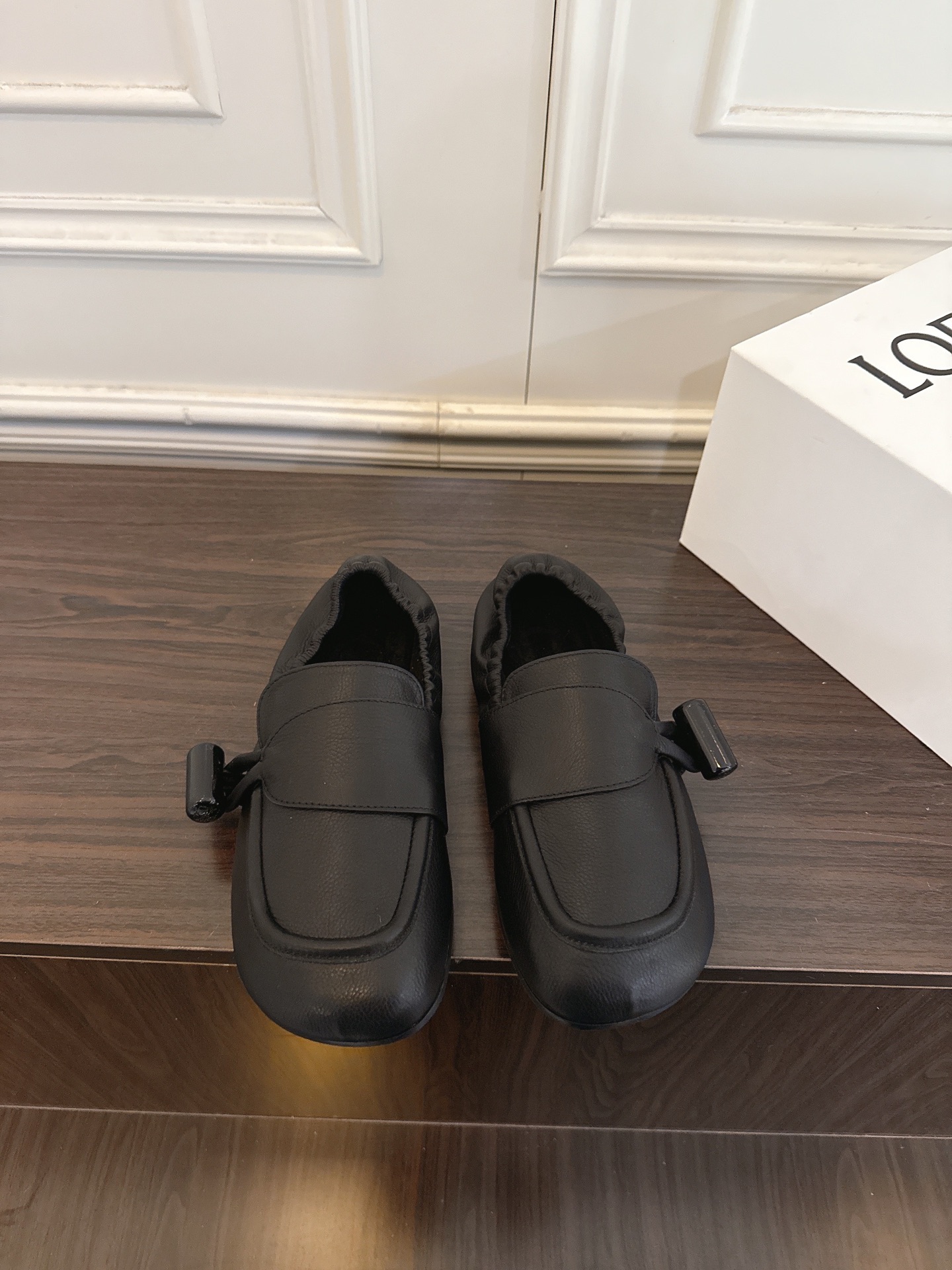 NO:883912,LOEWE's latest spring and summer flat retro loafers are slip-on loafers worn by many celebrities in private wear. The simple design is both retro and simple. The leather is made of imported calf leather, which is super soft and can be stepped on. The whole version is particularly durable and easy to wear. The upper is super versatile and good-looking. The upper is cowhide and the lining is Yangjing outsole. Original genuine leather outsole.  size35-40 (40 is custom-made and cannot be returned or exchanged), loafers, loewe, loewe, loafers, cowhide, sheep, Leather soles19860909LOEWE罗意威春夏最新款平底复古乐福鞋一脚蹬懒人鞋 很多明星私服穿搭 简单的设计既复古又简约 皮料选用进口胎牛皮 超级柔软 可后踩 整个版型特别耐看又好穿 上脚超级百搭好看 鞋面牛皮 内里羊京 大底原版真皮大底 size35-40（40定做不退换）,乐福鞋,loewe,loewe,loafers,cowhide,sheep,Leather soles,Women's Shoes