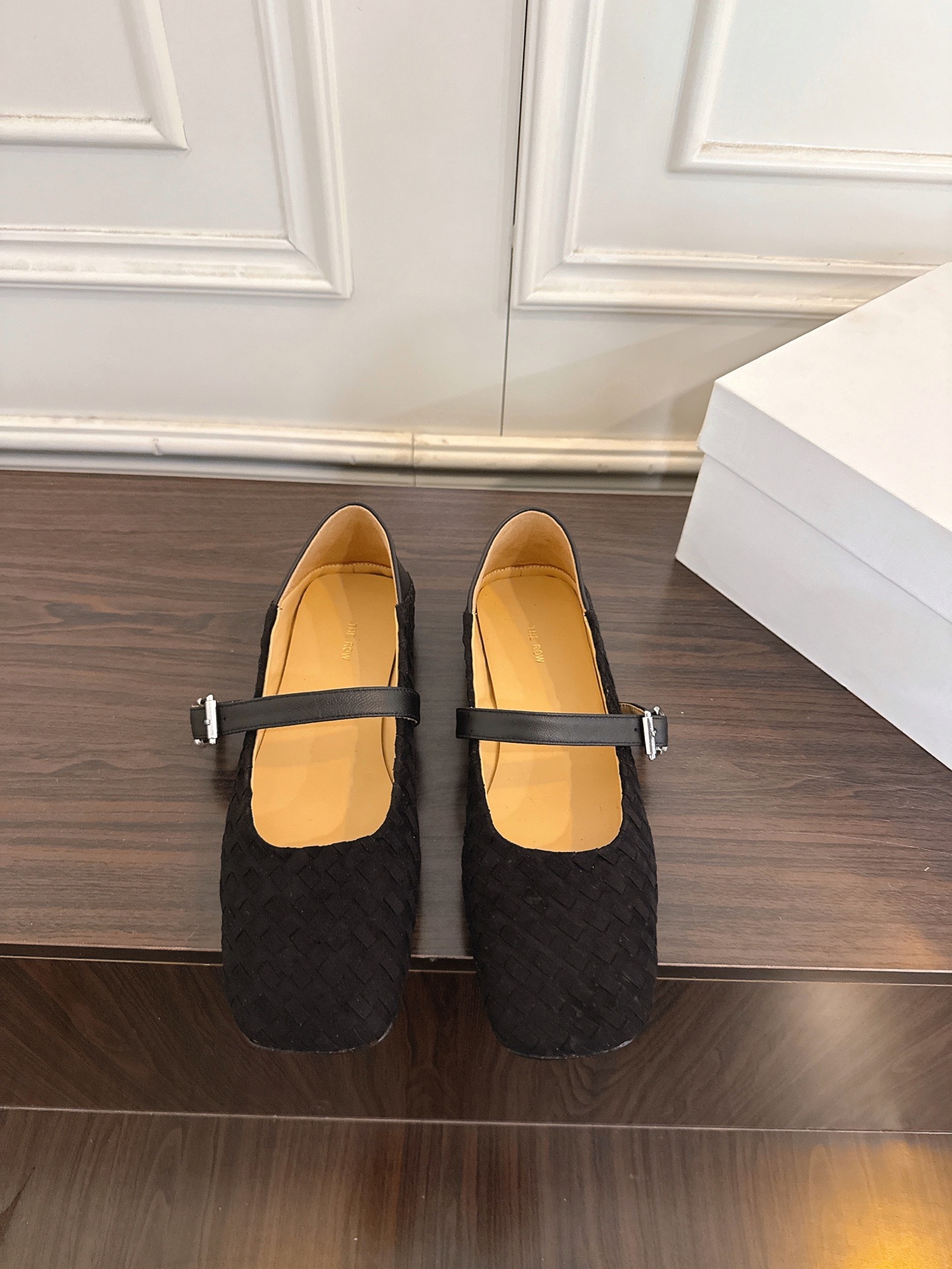 NO:883888,The Row 26WF new vintage braided large square toe flat Mary Jane shoes. It is said that these are the most beautiful ballet granny shoes of the year. They have French elegance online, high-end and fashionable, salty or sweet, artistic and elegant!  A piece that can be worn in all seasons, with buckle design, easy to wear and good-looking, Feng Mo's global classic, and the soft and delicate sheepskin fabric makes this ballerina immediately unique and very textured. The fabric is imported hand-woven cowhide and the lining is soft sheepskin. Outsole: original Italian leather outsole Size: 35-41 (40 41 custom-made, non-refundable), single shoes, mary jane, cowhide, sheepskin, Leather soles19860909The Row 26WF新品复古编织大方头平底玛丽珍鞋 据说这是本年度最美丽的芭蕾舞 奶奶鞋,法式优雅气质在线、高级又时髦,可盐可甜,文艺又气质！ 四季可穿的单品,挂扣设计,好穿又好看,风魔全球经典著作,柔软细腻羊皮面料让这款芭蕾舞 立马变得与众不同,非常的有质感. 面料进口手工编织拼牛皮 内里垫脚柔软羊皮 大底: 原版意大利真皮大底 Size :35-41(40 41定做不退换）,单鞋,mary jane,cowhide,sheepskin,Leather soles,Women's Shoes