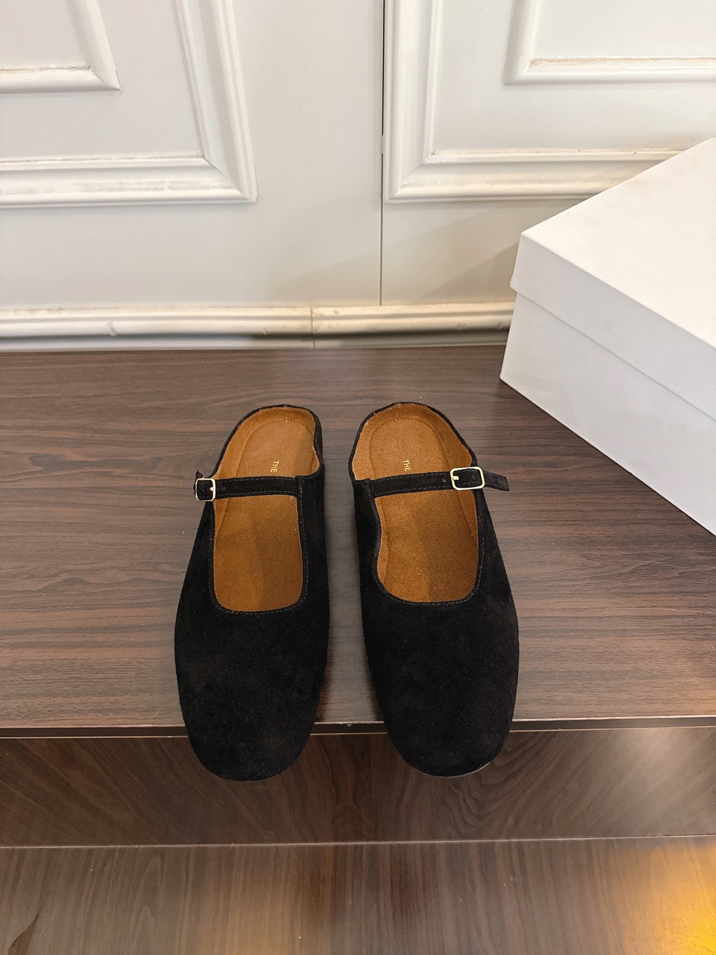 NO:883901,The Row 26WF new retro round-toe flat shoes, half-pack slippers, mules. These mules are from 'TR' high-end shoes. They are made of cowhide noodle and are soft to the touch. The square toe design is simple and elegant, and the minimalist style is perfect! The insole is printed with the brand logo, which gives a full sense of brand identity. The flat bottom + hollow thin straps are easy and stable to put on and take off. They are suitable for daily commuting or leisure. The overall design is low-key and elegant, and can be easily matched with various clothing, and you can easily get a high-end look! Fabric cowhide leather  Sheepskin lining, outsole, original molded rubber sole, size 36-39 (custom-made for 35.40, non-returnable), semi-trailers, flats, slippers, sheepskin19860909The Row 26WF新品复古圆头平底鞋半包拖鞋穆勒鞋 这款穆勒鞋来自'TR”高端鞋,牛京面材质,触感柔软,方头设计简约大气,极简风格满分!鞋垫印有品牌logo字样,品牌身份感十足.平底+中空细带,穿脱方便又稳固,日常通勤或休闲都很适合.整体设计低调优雅,轻松搭配各种服饰,轻松get高级感穿搭! 面料牛京皮 内里羊皮内里 大底原版开模橡胶底 size36-39（35.40订做不退换）,半拖,flats,slippers,sheepskin,Women's Shoes