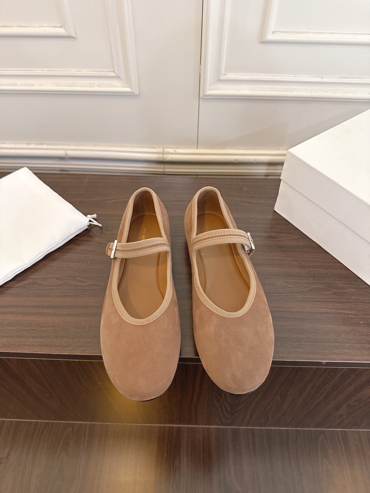 NO:883876,The Row 26WF new flat shoes Mary Jane casual shoes Very comfortable flat shoes, minimalist design concept, slim version, easy to wear, good looks and practicality The upper is imported high silk sheepskin lining Goat leather lining Outsole Italian genuine leather outsole Size 35-39 (40.41.42 custom made, non-refundable), single shoes, mary jane, flats, sheepskin, sheep, Leather soles19860909The Row 26WF新品平底鞋玛丽珍休闲鞋单鞋 非常舒服的平底鞋,极简设计理念,版型显瘦好穿颜值与实用性并存 鞋面进口高丝光羊京 内里山羊皮内里 大底意大利真皮大底 码数35-39（40.41.42定做不退不换）,单鞋,mary jane,flats,sheepskin,sheep,Leather soles,Women's Shoes