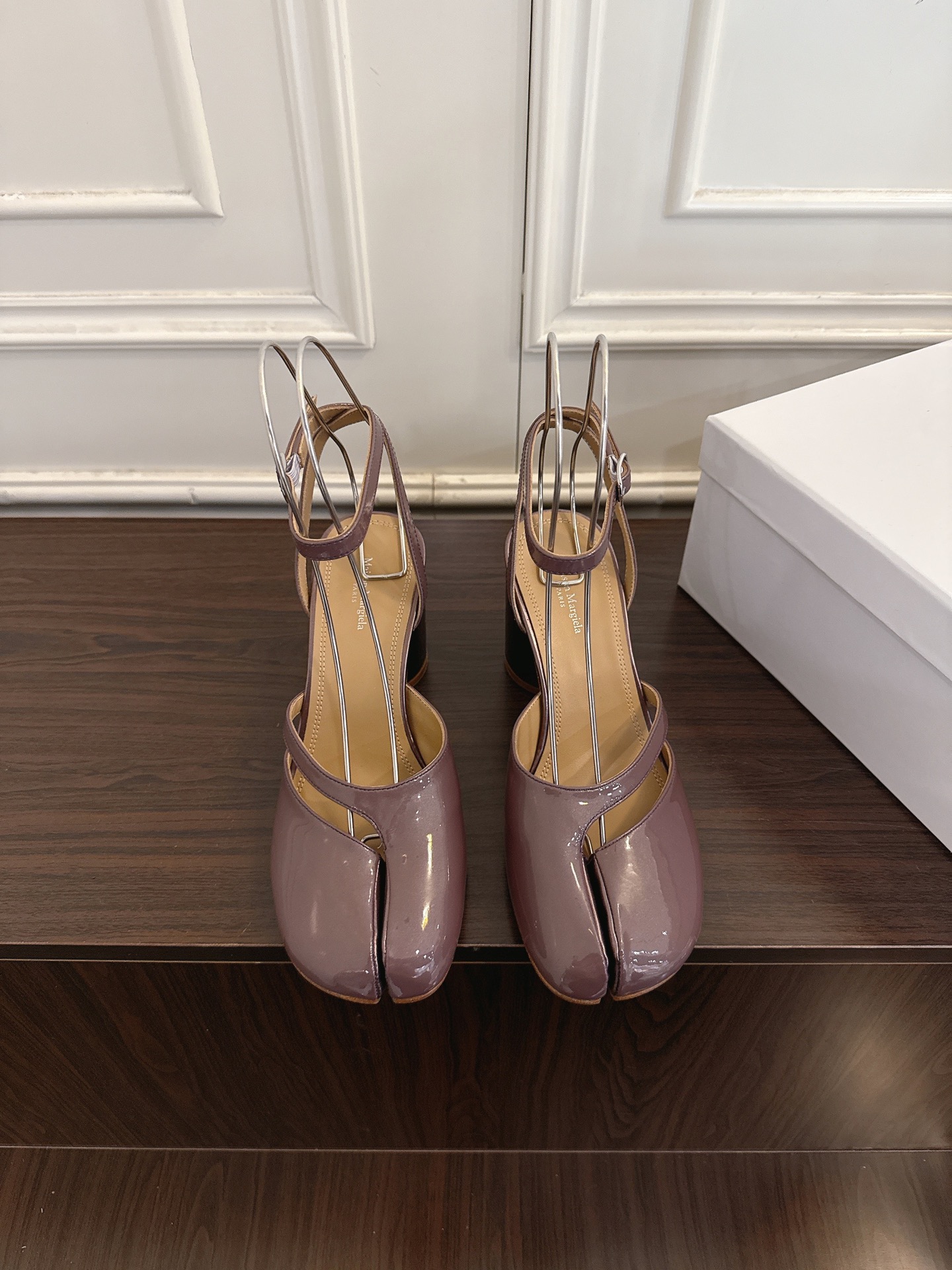NO:883861,MaisonMargiela | MM6 Margiela tabi split-toe sandals with buckle straps and thick heels. Pig trotters split-toe shoes with the word 'fashionable' engraved on them. This time they have been upgraded on the original basis. The split-toe slit position is really a detail of the craftsmanship. A lot of time has been spent to ensure the comfort of the shoes. The upper foot is comfortable and versatile. There is no need for a running-in period. It is still made of imported cowhide material. One word is 'soft'. The delicate texture is visible to the naked eye.  I don't want to take it off at all, and I won't feel foreign when wearing it barefoot. Hurry up and get a pair. Open-edge beaded cowhide for the upper, cowhide lining for the feet, Italian cowhide outsole, 8 cm high heels, 1 cm flat sole, Size 35-39 (customized for 40/41), original full packaging/white airplane box, split-toe shoes, masion margiela, masion margiela, sandals, cowhide19860909MaisonMargiela｜MM6马吉拉tabi分趾后空脚环扣带粗跟凉鞋 刻着“时髦”两字的猪蹄分趾鞋 这次在原来的基础上又做了升级 分趾开衩位置真的是考究工艺的细节点 花费了超多时间去保证鞋子的舒适度 上脚既舒适又百搭 完全无需磨合期 依旧采用进口全牛皮材质 一个字“软” 肉眼可见的细腻质感 穿上完全不想脱下来 光脚穿也不会有异物感 赶紧人手一双吧 鞋面开边珠牛皮 内里/垫脚牛皮 大底意大利牛皮大底 高跟8厘米.平底1厘米 Size35-39（40/41定制） 包装原版全套包装/白色飞机盒,分趾鞋,masion margiela,masion margiela,sandals,cowhide,Women's Shoes