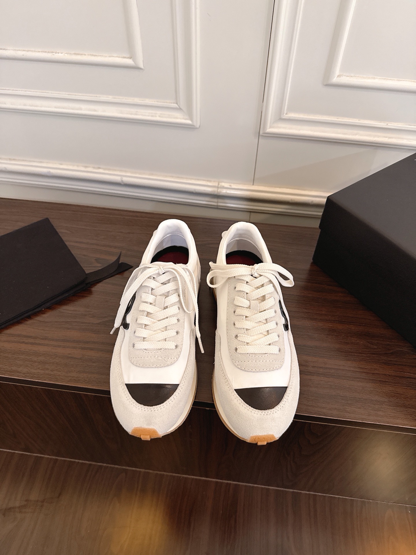 NO:751243,CHANEL Chanel 26PSneaker series early spring new casual sports shoes  It embodies the design ingenuity of early spring. The upper is made of matte cowhide and silk cowhide, combining delicate texture and crisp style. The iconic logo is the highlight of the shoe body, and the classic symbol meets sports aesthetics to outline the French modern silhouette. From casual travel on the urban streets to the comfort of daily commuting, it can unlock the girl's versatile posture with luxurious and sporty style. Let classics and vitality accompany every step. The upper is washed space cloth suede.  Sheepskin lining, raw rubber TPU outsole, Size 35-40 (customized for 40), casual shoes/sports shoes, chanel, chanel, sneakers, cowhide, sheepskin19860909CHANEL 香奈儿26PSneaker系列早春新品休闲运动鞋 凝萃早春设计巧思,以磨砂牛皮与丝绸牛皮拼接鞋面,糅合细腻质感与挺括型格.标志性标识点睛鞋身,经典符号邂逅运动美学,勾勒法式摩登轮廓.从都市街头的随性出行,到日常通勤的舒适奔赴.皆能以奢雅运动风,解锁女郎的百变姿态.让经典与活力随行每一步. 鞋面水洗太空布牛反绒 内里羊皮 大底生胶TPU大底 Size35-40（40定制）,休闲鞋/运动鞋,chanel,chanel,sneakers,cowhide,sheepskin,Women's Shoes