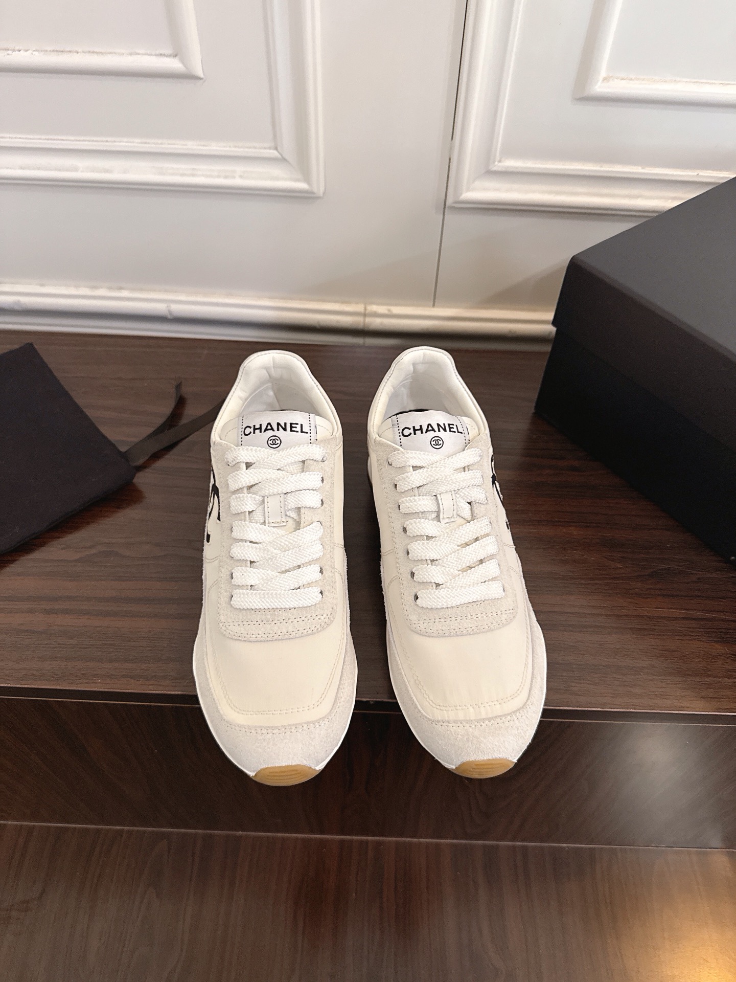 NO:751231,Chanel Chanel small fragrant suede round toe panda diamond thick-soled sneakers, fashionable height-increasing shoes and casual shoes. This classic design; the upper is electro-embroidered with a variety of techniques; the outsole is fashionable and sporty; it is unusual to incorporate a variety of color matching elements... The diversified mix and match is very good-looking and versatile, casual, fashionable, sports, and outdoor can be taken into account... Fabric frosted cowhide cloth surface Original inner lining Outsole Original molded sole Full set of packaging  35-40 (40/41 customized, non-refundable), casual shoes/sports shoes, chanel, chanel, sneakers, cowhide, chamois leather19860909Chanel 香奈儿小香风麂皮圆头熊猫菱格厚底运动鞋时尚增高鞋休闲鞋 这款经典设计；鞋面多种工艺电绣的风格；大底却时尚运动；不平凡的拥入了多种配色元素…… 多元化混搭非常好看百搭,休闲,时尚,运动,户外都能兼顾…… 面料磨砂牛皮布面 内里原版内里 大底原版开模鞋底 全套包装 35-40(40/41定做不退换）,休闲鞋/运动鞋,chanel,chanel,sneakers,cowhide,chamois leather,Women's Shoes