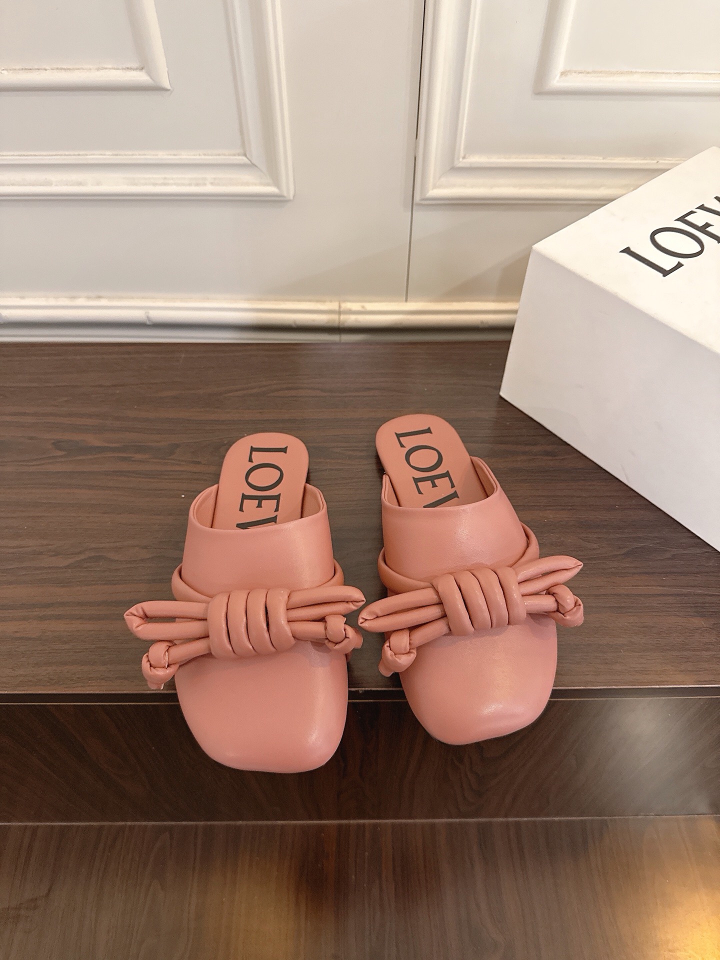 NO:751240,LOEWE Loewe 2026 new Mary Jane Muller shoes, lazy shoes and slippers LoeweCampo LOEWE early spring new slippers collection! The knotted style is really thick and tender. Sheep leather is undoubtedly the most comfortable. The Flamenco knot is both sweet and powerful. Loewe's new show continues the brand designer Jonathan Anderson's consistent playful color. The new Campo Mary Jane mules have a cute and interesting round toe with retro-style carved details, full of design. The fabric is imported original sheepskin, the outsole is heavy-duty multi-layer leather sole Size 35-40 (40. Customized, non-refundable and non-exchangeable), half drag, loewe, loewe, mary jane, slippers, sheepskin19860909LOEWE罗意威2026新款玛丽珍穆勒鞋鞋懒人鞋拖鞋 LoeweCampo LOEWE早春新品拖鞋合集！绳结款真的厚温柔愛羊皮革无疑最舒适,Flamenco绳结既有9甜美又 有力量.Loewe全新来自秀场延续品牌设计师Jonathan Anderson一贯的玩味主义色彩,新款Campo玛丽珍穆勒鞋以可爱有趣的圆形鞋头搭配极具复古风的雕花细节,设计感十足. 面料进口原版羊皮 大底重工多层真皮鞋底 尺码35-40(40.定制不退不换),半拖,loewe,loewe,mary jane,slippers,sheepskin,Women's Shoes