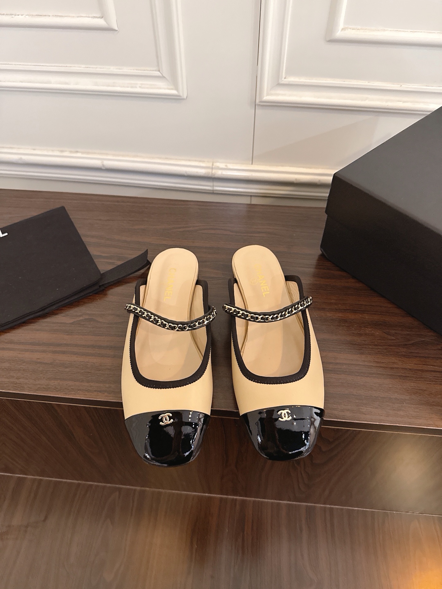 NO:751241,CHANEL Xiaoxiang 2026 spring and summer new Mary Jane back empty shoes and half-pack genuine leather slippers. This season's slippers are super beautiful, minimalist design style, versatile and versatile, simple and unique, suitable for any occasion, extremely comfortable!  Upper mixed sheepskin + cow patent leather, foot pads, water-dyed sheepskin, outsole, genuine leather outsole imported from Italy, size 35-40 (40 customized, non-returnable), half drag, chanel, mary jane, slippers, sheepskin, Leather soles19860909CHANEL小香 2026春夏新品玛丽珍后空单鞋半包真皮拖鞋 这一季的拖鞋超美,极简设计风格,万能搭百神器,简单又失不特色,任何场都合可以驾驭,舒度适极高！ 鞋面混种羊皮+牛漆皮 垫脚水染羊皮 大底意大利进口真皮大底 码数35-40（40定做不退换）,半拖,chanel,mary jane,slippers,sheepskin,Leather soles,Women's Shoes