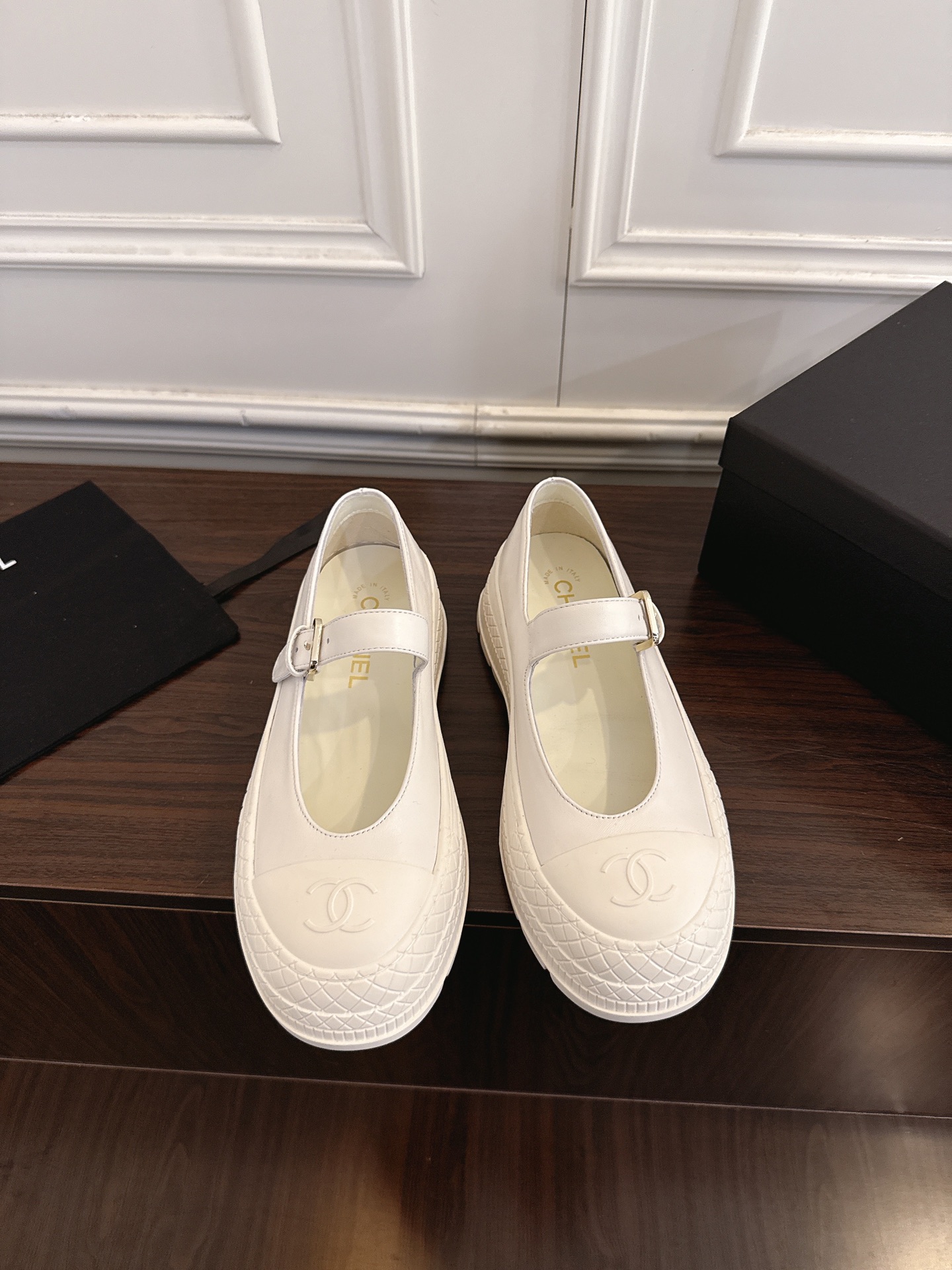 NO:751238,Chanel Chanel's 26th early spring new thick-soled Mary Jane shoes are a pair of shoes that are both casual and girly. They look very cute and look good at first glance. When I put them on, I realized that I am superficial. Oh my God, how can they be so good-looking and so comfortable? The most important thing is that the feet look so delicate and the legs are so long. I am instantly moved and must be kept for myself. The new designer's aesthetic is online, abandoning complexity and gorgeousness, and perfectly integrating practicality and high-end sense. This shoe is really worth buying with your eyes closed. You can't buy two pairs too much. Classic black and white color scheme  Easy to hold and high return rate. The thick sole design makes you taller and slimmer, and the feet feel comfortable, so you can walk for a long time without any pressure. Original imported sheepskin upper, original TPU customized outsole, sole thickness 5.5cm19860909Chanel香奈儿26早春新品厚底玛丽珍鞋  一双休闲少女结合的鞋 穿起来很乖很好看 第一眼感觉有点笨笨的 穿上才发现是我肤浅了 天啊 怎么可以那么好看 那么舒服 最最主要的是显得脚好秀气 腿好长 瞬间心动 必须自留 新设计师审美在线,摒弃繁复华丽,把实用与高级感完美融合,这款真的值得闭眼入,入手两双都不嫌多.经典黑白配色 轻松拿捏高回头率.厚底设计显高显瘦,脚感舒适,长时间行走也毫无压力 鞋面原版进口羊皮 大底原版TPU定制底 底厚5.5cm Size:35-41(40.41定制不退换),玛丽珍,chanel,chanel,mary jane,sheepskin,Women's Shoes