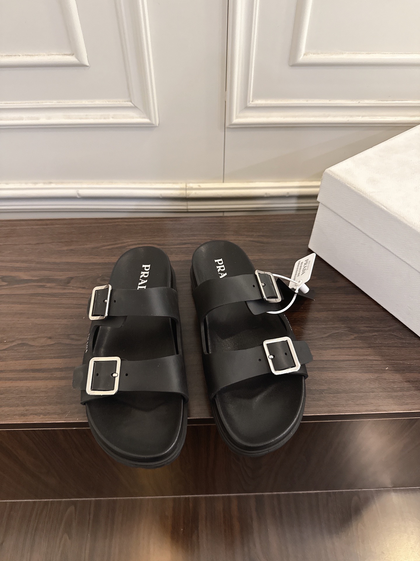 NO:751234,Prada 26Ss new double-strap buckle cool thick-soled casual beach shoes and slippers. This model uses a buckle design, which cleverly combines sports-style details with the soft and delicate texture of the leather. It is equipped with a metal buckle and a comfortable rubber sole, decorated with the iconic enameled triangle metal logo. The upper is cowhide, the foot pad is sheepskin, and the sole is molded rubber foam outsole.  Size 35-39 (40.41 customized, non-refundable), slippers, prada, prada, slippers, cowhide, sheepskin19860909Prada 普拉达26Ss新款双带搭扣凉厚底休闲沙滩鞋拖鞋 这款采用搭扣设计,将运动风细节与皮面柔软精致的质感巧妙融合.搭配金属扣和舒适的橡胶鞋底,饰以标志性的涂珐琅三角形金属徽标. 鞋面牛皮 垫脚羊皮 鞋底开模橡胶发泡大底 码数35-39（40.41定做不退换）,拖鞋,prada,prada,slippers,cowhide,sheepskin,Women's Shoes