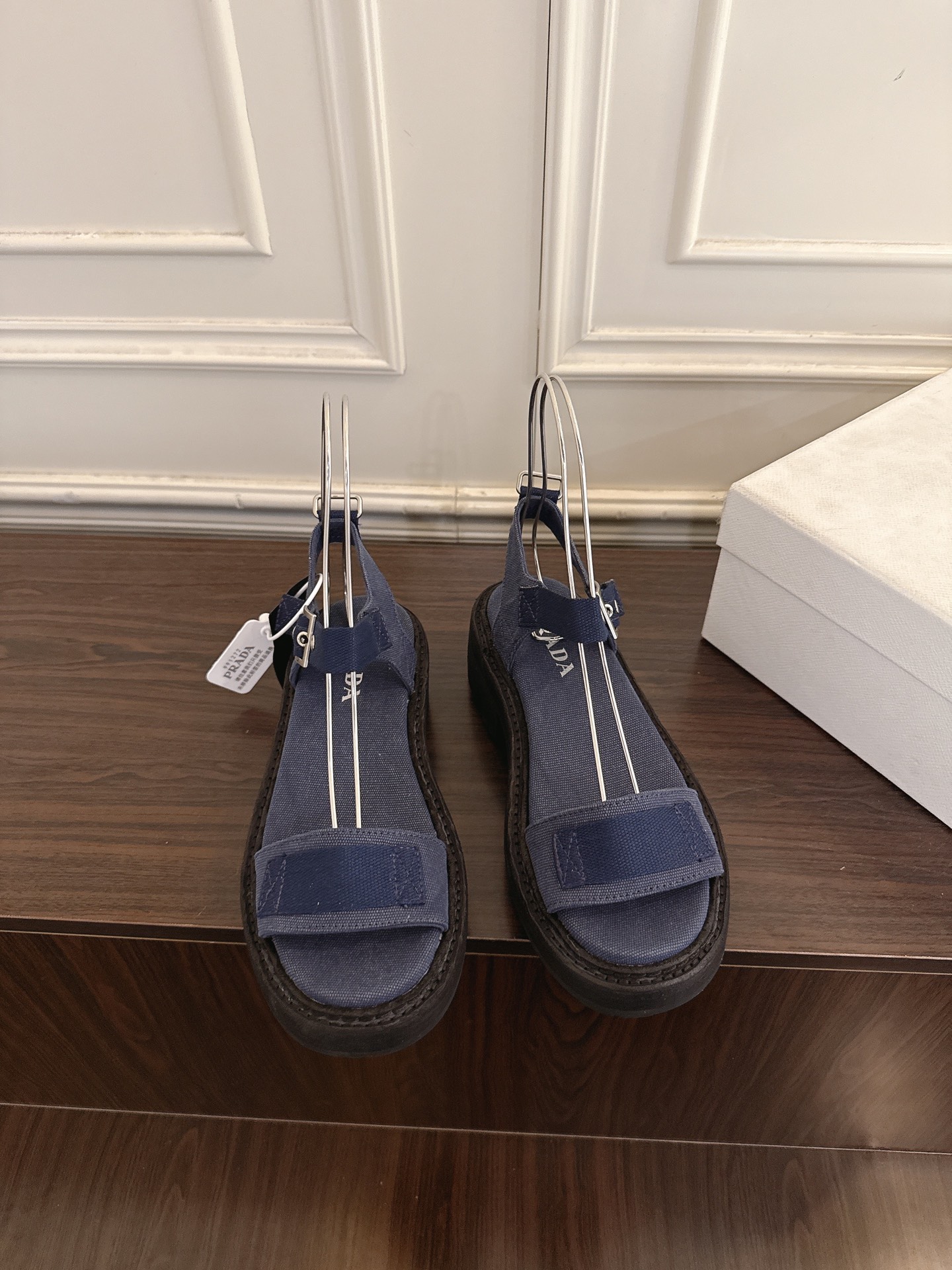 NO:751235,Prada Prada 2026ss new retro thick-soled one-line canvas thick-soled sandals. This shoe style is really a classic design that will not go out of date and is in line with everyone's current pursuit of comfort and healthy wearing concepts. It is regarded by many domestic and foreign celebrities and fashionistas as an important choice for daily sandals. Original military canvas fabric for the upper, sheepskin lining for the outsole, genuine leather washing process, molded anti-slip gear bottom  Size 35-41 (40.41 customized, non-refundable and non-exchangeable), sandals, prada, prada, sandals, sheepskin19860909Prada普拉达2026ss新款复古厚底一字带帆布厚底凉鞋 这个鞋型真的属于经典不会过时的设计而且符合当下大家这种追求舒适,健康的穿着理念,被很多国内外的明星,时尚达人当作日常出街凉鞋的重要选择 鞋面原版军工帆布面料 内里羊皮 大底真皮水洗工艺开模防滑齿轮底 码数35-41（40.41定制不退不换）,凉鞋,prada,prada,sandals,sheepskin,Women's Shoes