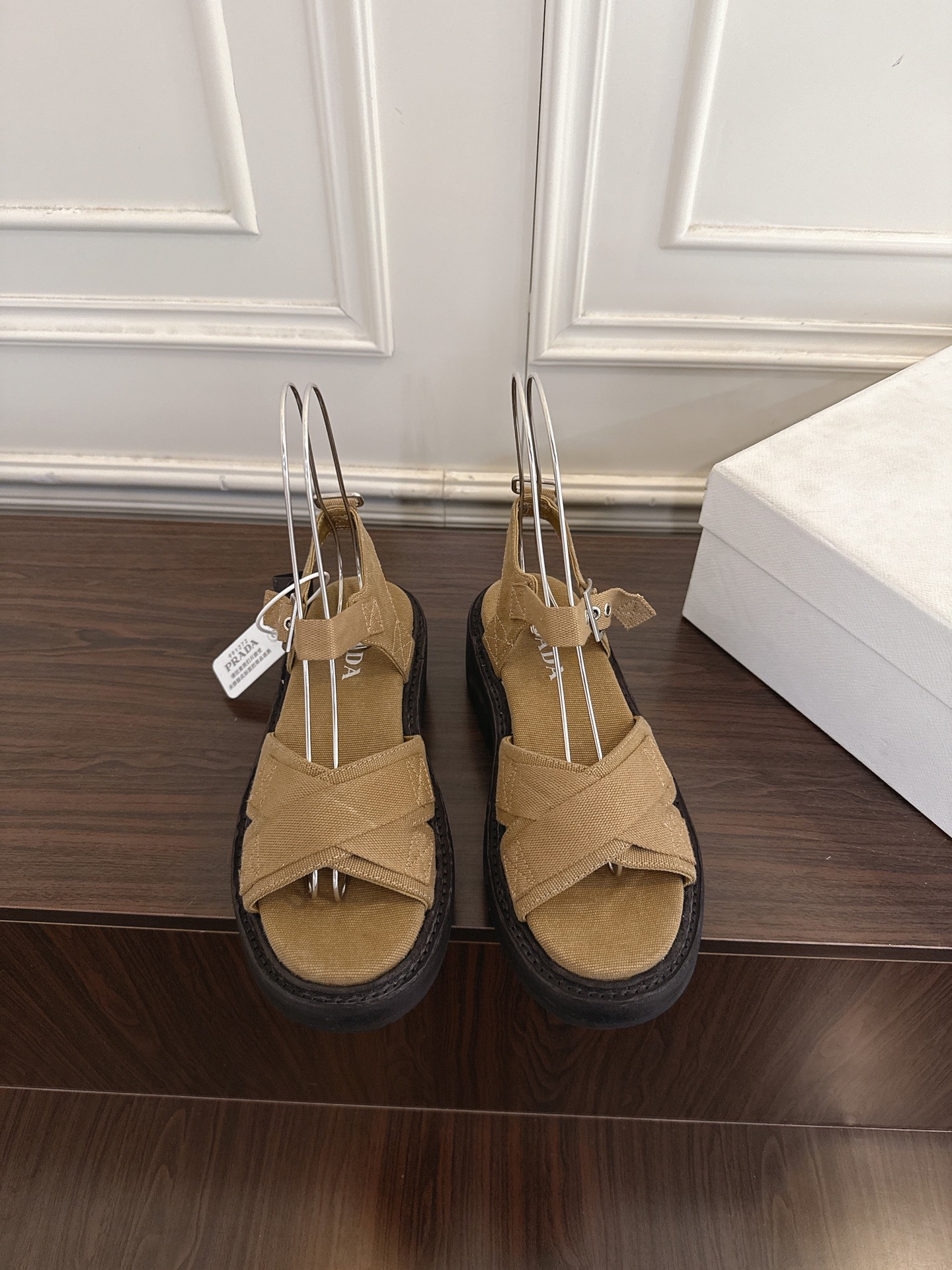 NO:751236,Prada Prada 2026ss new retro thick-soled cross-strap canvas thick-soled sandals. This shoe style is really a classic design that will not go out of style and is in line with everyone's current pursuit of comfort and healthy wearing concepts. It is regarded by many domestic and foreign celebrities and fashionistas as an important choice for daily sandals. Original military canvas fabric for the upper, sheepskin lining for the outsole, genuine leather washing process, open mold anti-slip gear bottom  Size 35-41 (40.41 customized, non-refundable and non-exchangeable), sandals, prada, prada, sandals, sheepskin19860909Prada普拉达2026ss新款复古厚底交叉带帆布厚底凉鞋 这个鞋型真的属于经典不会过时的设计而且符合当下大家这种追求舒适,健康的穿着理念,被很多国内外的明星,时尚达人当作日常出街凉鞋的重要选择 鞋面原版军工帆布面料 内里羊皮 大底真皮水洗工艺开模防滑齿轮底 码数35-41（40.41定制不退不换）,凉鞋,prada,prada,sandals,sheepskin,Women's Shoes