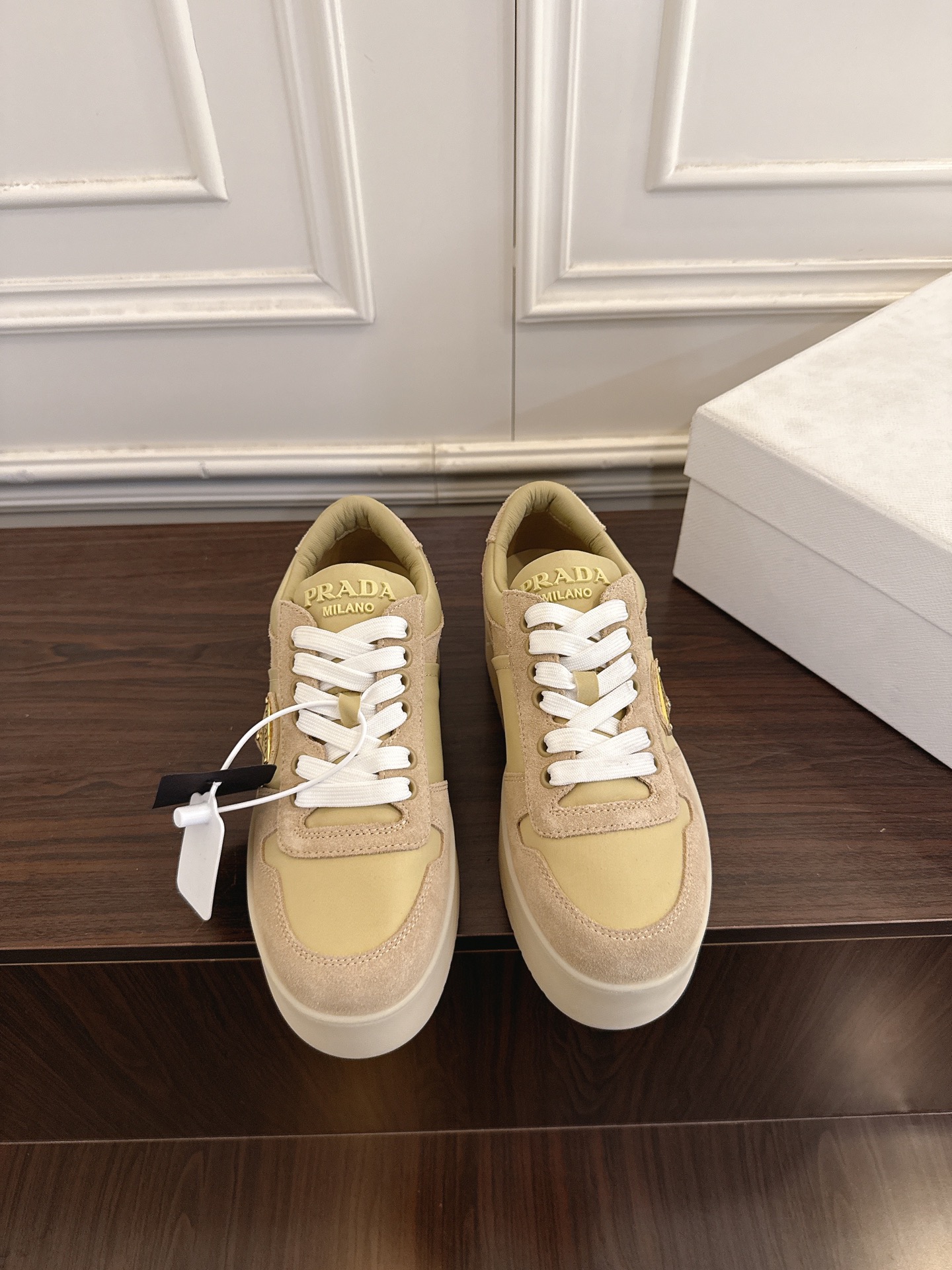 NO:751217,Prada 26ss new lace-up thick-soled white shoes casual sneakers. This sneaker continues the timeless silhouette. It is a new classic item. It is carefully made from calf to enhance the style. It is light in style and suitable for all seasons. It can be matched with various casual styles. The fabric is imported high mercerized cow suede + ski wear fabric. The inner lining is imported sheepskin. The outsole is original two-color TPU infused outsole.  Size 35-41 (40.41 customized, non-refundable), casual shoes/sports shoes, prada, prada, sneakers, sheepskin19860909prada普拉达26ss新款系带厚底小白鞋休闲运动鞋 这款运动鞋延续经久不衰的轮廓,是新款经典单品采用小牛 精心制作, 提升格调 款式轻盈,四季皆宜,可与各式休闲造型搭配. 面料进口高丝光牛反绒+滑雪服布料 内里进口羊皮 大底原版双色TPU灌注大底 码数35-41（40.41订做不退换）,休闲鞋/运动鞋,prada,prada,sneakers,sheepskin,Women's Shoes