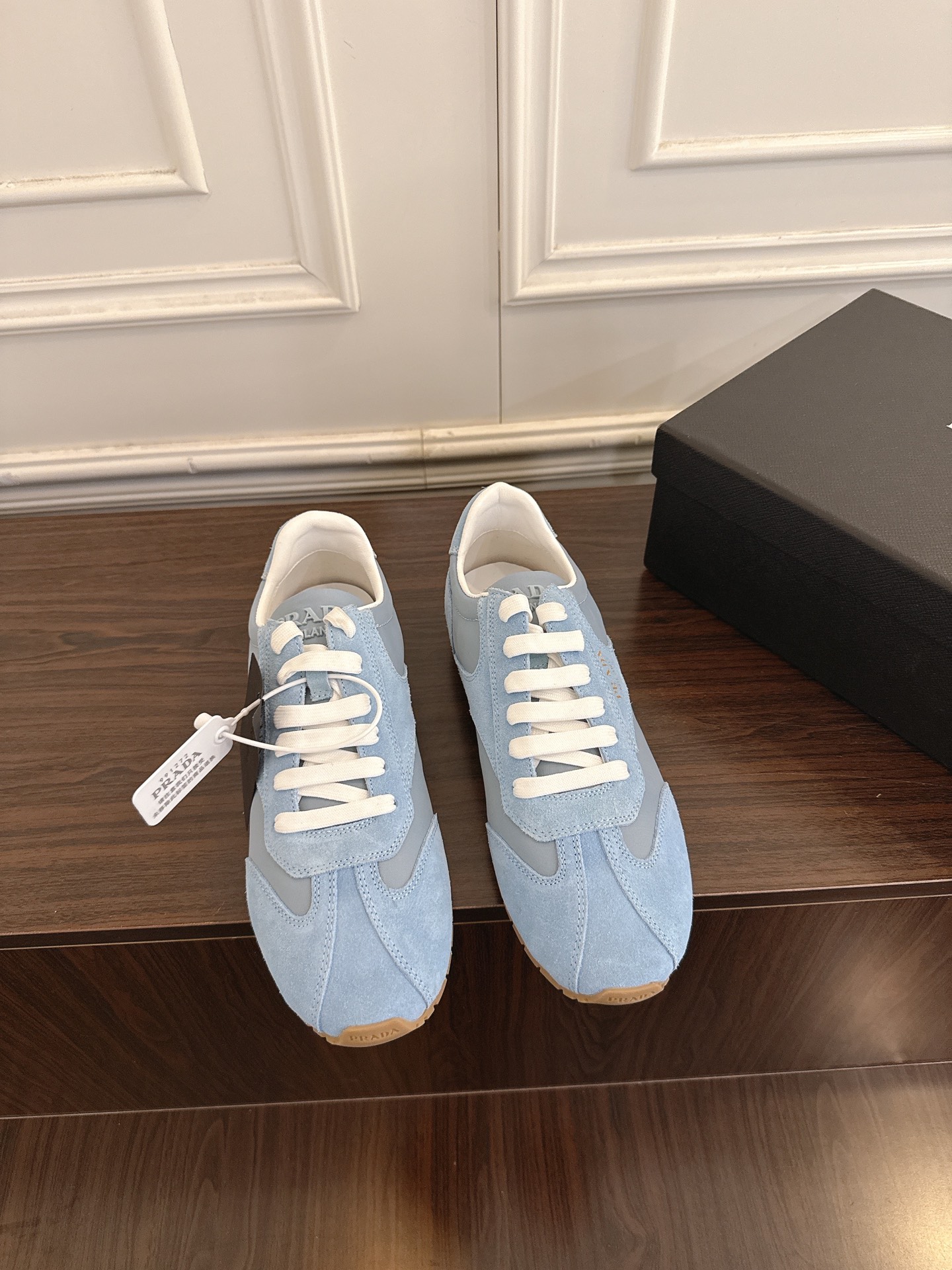 NO:751220,Prada 26ss new lace-up casual sports shoes De Xun shoes are very comfortable on the feet. The soft rubber sole is known as the feeling of stepping on clouds ~ 100% comfortable and delicate suede upper, the shoe shape is full of wrapping, soft and textured!  Full of high-end feel!  Upper imported high-mercerized cow suede + ski wear fabric lining imported sheepskin outsole original molded two-color TPU outsole size 35-41 (40.41 customized non-refundable), casual shoes/sports shoes, prada, prada, sneakers, sheepskin19860909Prada普拉达26ss新款系带休闲运动鞋德训鞋 上脚非常舒服,软胶底素有踩云感之称～舒适度百分百细腻反绒皮鞋面,鞋型包裹感十足,柔和而有质感！高级感满满！ 鞋面 进口高丝光牛反绒+滑雪服布料 内里 进口羊皮 大底 原版开模双色TPU大底 码数 35-41（40.41定制不退换）,休闲鞋/运动鞋,prada,prada,sneakers,sheepskin,Women's Shoes