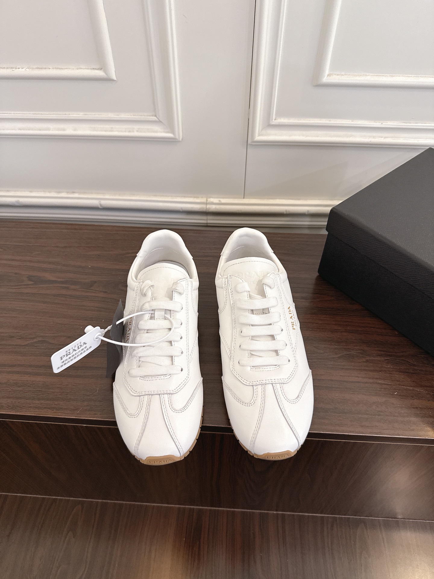 NO:751223,(Leather surface) Prada 26ss new lace-up casual sports shoes Dexun shoes are very comfortable on the feet. The soft rubber sole is known as the feeling of stepping on clouds ~ 100% comfortable and delicate suede upper, the shoe shape is full of wrapping, soft and textured!  Full of high-end feel!  Upper imported first-layer calfskin lining imported sheepskin outsole original molded two-color TPU outsole size 35-41 (40.41 customized non-returnable), casual shoes/sports shoes, prada, prada, sneakers, cowhide, sheepskin19860909（皮面）  Prada普拉达26ss新款系带休闲运动鞋德训鞋 上脚非常舒服,软胶底素有踩云感之称～舒适度百分百细腻反绒皮鞋面,鞋型包裹感十足,柔和而有质感！高级感满满！ 鞋面 进口头层小牛皮 内里 进口羊皮 大底 原版开模双色TPU大底 码数 35-41（40.41定制不退换）,休闲鞋/运动鞋,prada,prada,sneakers,cowhide,sheepskin,Women's Shoes
