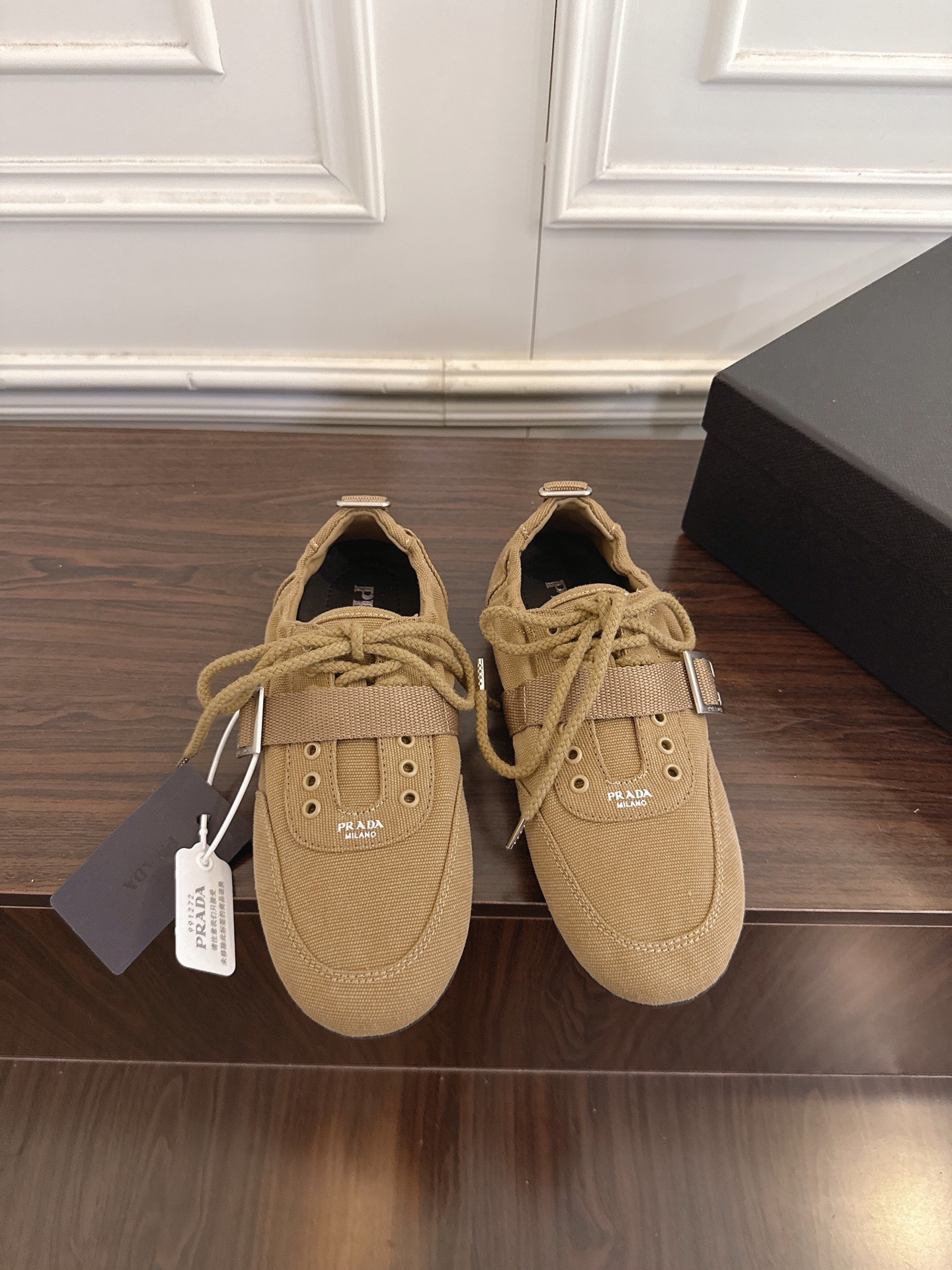 NO:751227,Prada 26ss new lace-up square buckle casual shoes moral training shoes low-key luxury lazy shoes, the best choice for the rich!  The soft rubber sole is known as the feeling of stepping on clouds ~ The comfort is 100% military grade canvas upper, the shoe shape is full of wrapping, soft and textured!  Full of high-end feel!  Upper imported military canvas fabric lining imported sheepskin sole original molded TPU non-slip outsole size 35-41 (40.41 customized non-refundable), casual shoes/sports shoes, prada, prada, sneakers, sheepskin19860909Prada普拉达26ss新款系带方扣休闲鞋德训鞋 低调奢华懒人鞋,富人的不二选择！软胶底素有踩云感之称～舒适度百分百军工级帆布鞋面,鞋型包裹感十足,柔和而有质感！高级感满满！ 鞋面 进口军工帆布面料 内里 进口羊皮 鞋底 原版开模TPU防滑大底 码数 35-41（40.41定制不退换）,休闲鞋/运动鞋,prada,prada,sneakers,sheepskin,Women's Shoes