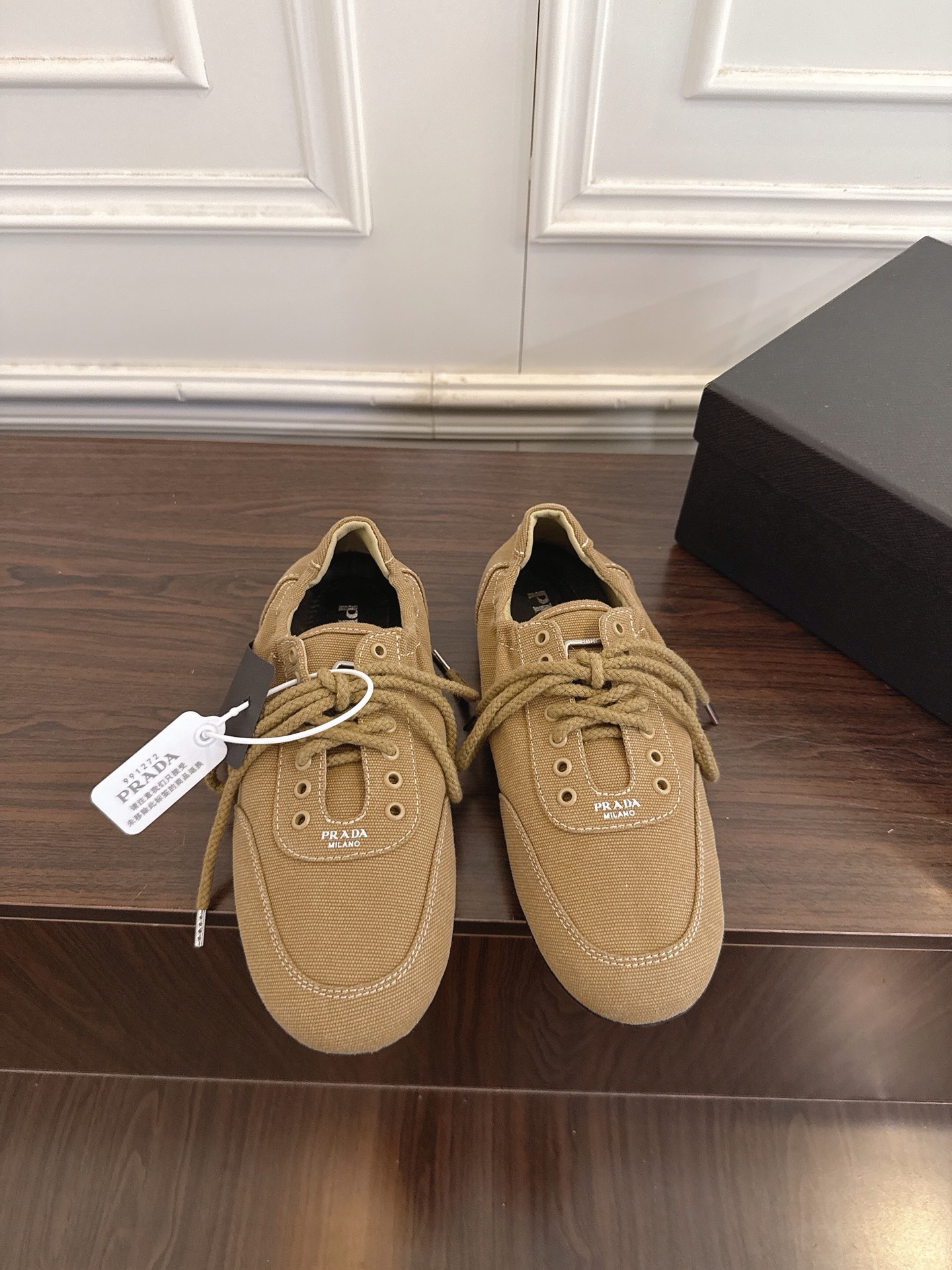 NO:751229,Prada 26ss new lace-up casual shoes, moral training shoes, low-key luxury slip-ons, the best choice for the rich!  The soft rubber sole is known as the feeling of stepping on clouds ~ The comfort is 100% military grade canvas upper, the shoe shape is full of wrapping, soft and textured!  Full of high-end feel!  Upper imported military canvas fabric lining imported sheepskin sole original molded TPU non-slip outsole size 35-41 (40.41 customized non-refundable), casual shoes/sports shoes, prada, prada, sneakers, sheepskin19860909Prada普拉达26ss新款系带休闲鞋德训鞋 低调奢华懒人鞋,富人的不二选择！软胶底素有踩云感之称～舒适度百分百军工级帆布鞋面,鞋型包裹感十足,柔和而有质感！高级感满满！ 鞋面 进口军工帆布面料 内里 进口羊皮 鞋底 原版开模TPU防滑大底 码数 35-41（40.41定制不退换）,休闲鞋/运动鞋,prada,prada,sneakers,sheepskin,Women's Shoes