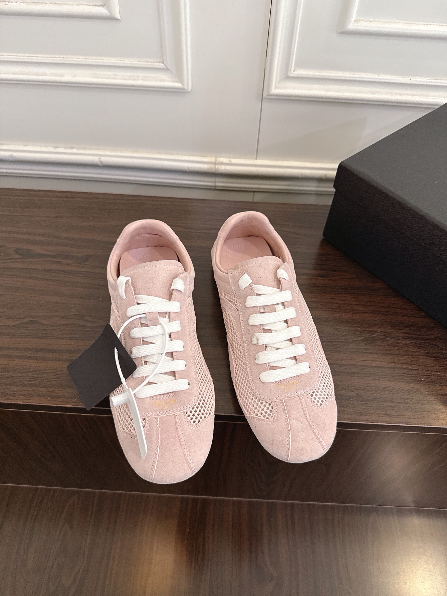 NO:751230,Prada 26ss new lace-up casual shoes, moral training shoes, low-key luxury slip-ons, the best choice for the rich!  The soft rubber sole is known as the feeling of stepping on clouds ~ The comfort is 100% military grade canvas upper, the shoe shape is full of wrapping, soft and textured!  Full of high-end feel!  Upper: Imported high-mercerized cow suede air-layer mesh Lining: Imported sheepskin Sole: Original open-molded TPU non-slip outsole Size 35-41 (40.41 customized, non-returnable), casual shoes/sports shoes, prada, prada, sneakers, sheepskin19860909Prada普拉达26ss新款系带休闲鞋德训鞋 低调奢华懒人鞋,富人的不二选择！软胶底素有踩云感之称～舒适度百分百军工级帆布鞋面,鞋型包裹感十足,柔和而有质感！高级感满满！ 鞋面 进口高丝光牛反绒空气层网布 内里 进口羊皮 鞋底 原版开模TPU防滑大底 码数 35-41（40.41定制不退换）,休闲鞋/运动鞋,prada,prada,sneakers,sheepskin,Women's Shoes