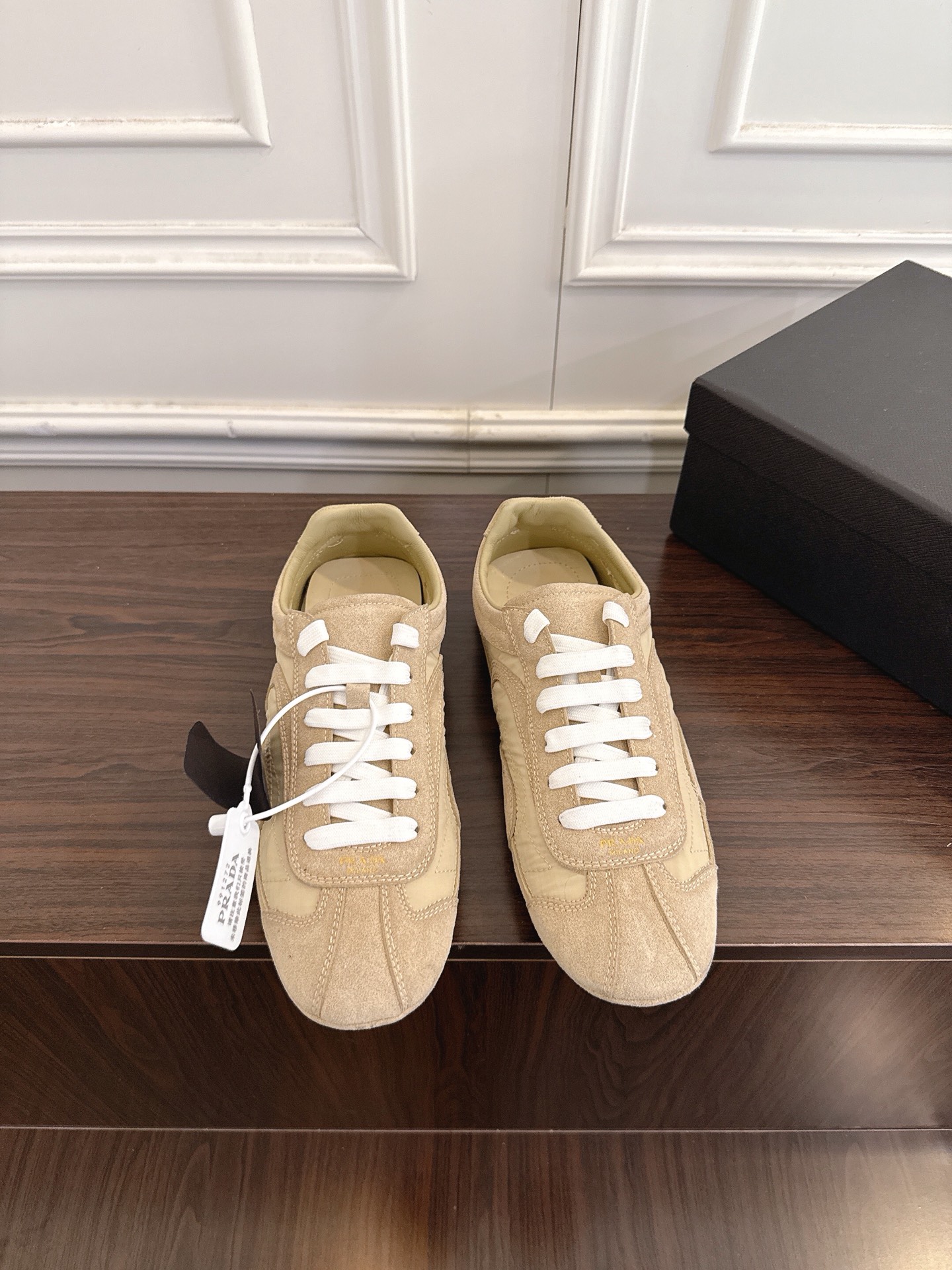 NO:751232,Prada 26ss new lace-up casual shoes, moral training shoes, low-key luxury slip-ons, the best choice for the rich!  The soft rubber sole is known as the feeling of stepping on clouds ~ The comfort is 100% military grade canvas upper, the shoe shape is full of wrapping, soft and textured!  Full of high-end feel!  Upper: Imported high-mercerized cow suede ski fabric Lining: Imported sheepskin Sole: Original open-molded TPU non-slip outsole Size 35-41 (40.41 customized, non-refundable), casual shoes/sports shoes, prada, prada, sneakers, sheepskin19860909Prada普拉达26ss新款系带休闲鞋德训鞋 低调奢华懒人鞋,富人的不二选择！软胶底素有踩云感之称～舒适度百分百军工级帆布鞋面,鞋型包裹感十足,柔和而有质感！高级感满满！ 鞋面 进口高丝光牛反绒滑雪服面料 内里 进口羊皮 鞋底 原版开模TPU防滑大底 码数 35-41（40.41定制不退换）,休闲鞋/运动鞋,prada,prada,sneakers,sheepskin,Women's Shoes