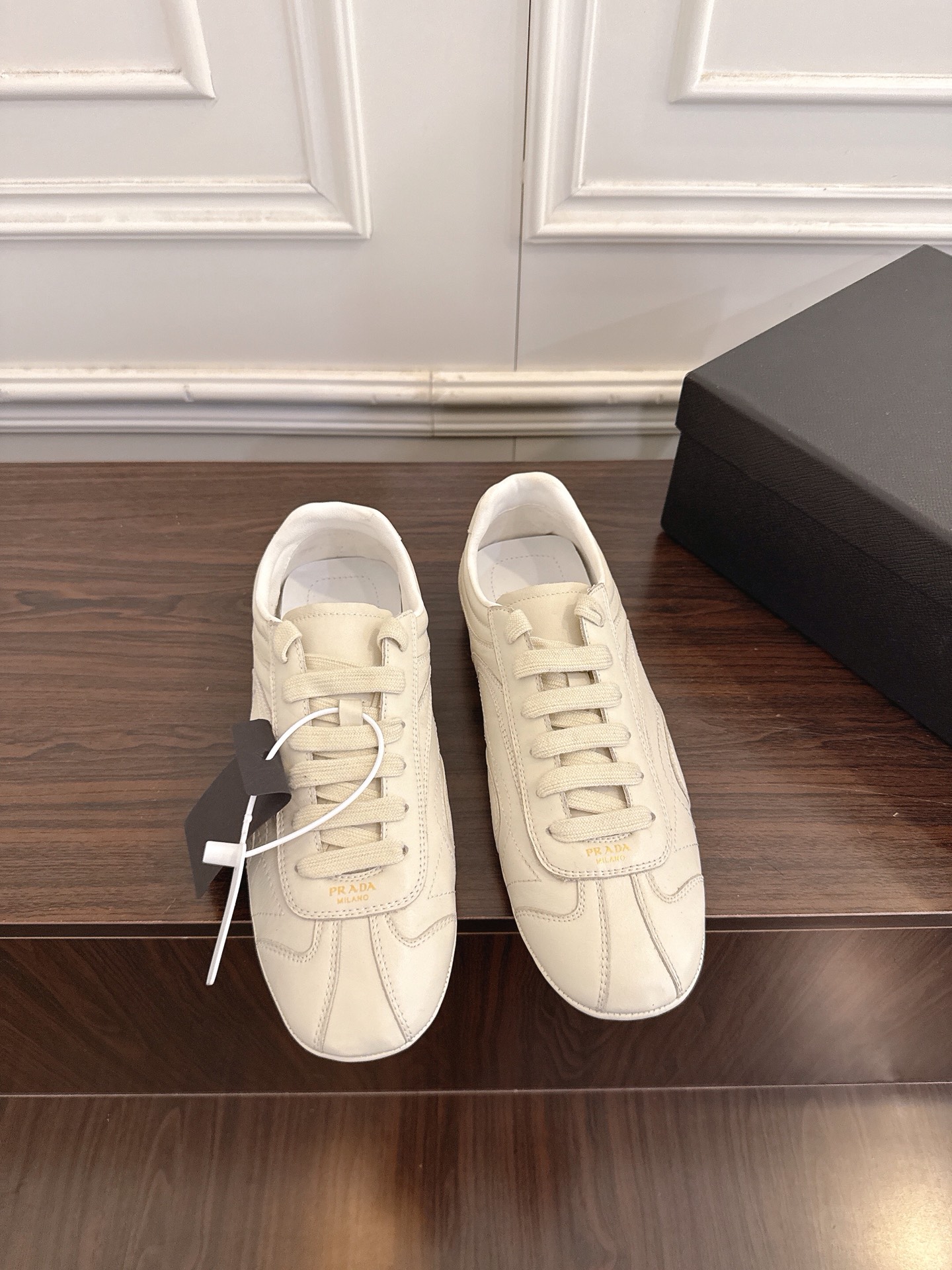 NO:751233,(Leather) Prada 26ss new lace-up casual shoes, moral training shoes, low-key luxury slip-ons, the best choice for the rich!  The soft rubber sole is known as the feeling of stepping on clouds ~ The comfort is 100% military grade canvas upper, the shoe shape is full of wrapping, soft and textured!  Full of high-end feel!  Upper imported first-layer calfskin lining imported sheepskin sole original molded TPU non-slip outsole Size 35-41 (40.41 customized non-refundable), casual shoes/sports shoes, prada, prada, sneakers, cowhide, sheepskin19860909（皮面） Prada普拉达26ss新款系带休闲鞋德训鞋 低调奢华懒人鞋,富人的不二选择！软胶底素有踩云感之称～舒适度百分百军工级帆布鞋面,鞋型包裹感十足,柔和而有质感！高级感满满！ 鞋面 进口头层小牛皮 内里 进口羊皮 鞋底 原版开模TPU防滑大底 码数 35-41（40.41定制不退换）,休闲鞋/运动鞋,prada,prada,sneakers,cowhide,sheepskin,Women's Shoes